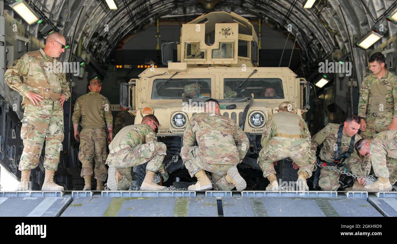 Sergent du commandement de l'armée américaine Le Maj. Carlos Quick surveille les soldats de la Force opérationnelle Iron Valor sécurisent un véhicule à roues polyvalent de haute mobilité (HHMMWV) à bord d'un C-17 Globemaster III de l'armée américaine à la base aérienne Ali Al Salem, au Koweït, le 22 avril 2021. L'exercice de validation, qui a culminé, a été la première fois que beaucoup ont travaillé ensemble en tant que groupe de travail Iron Valor. Banque D'Images