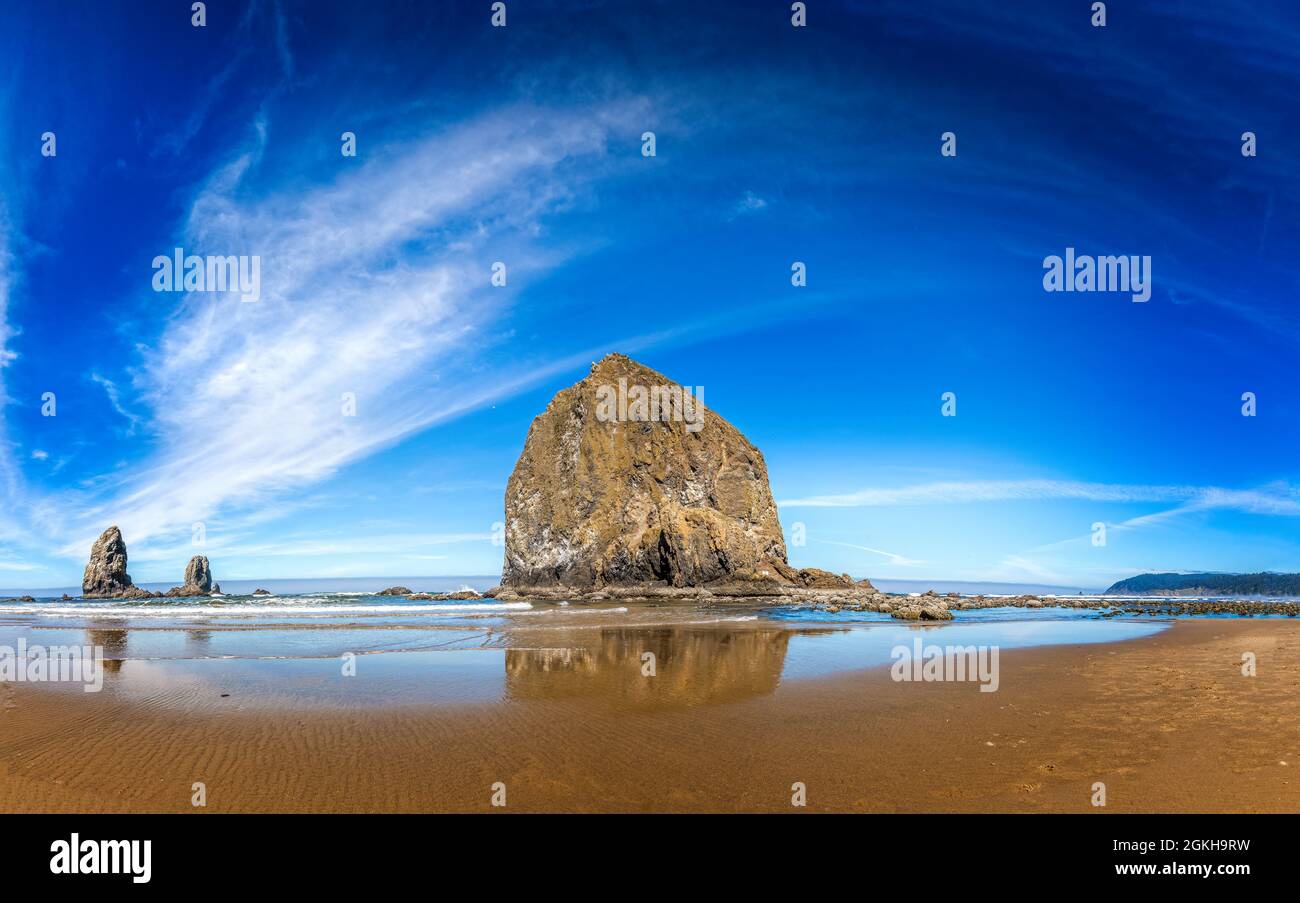 Haystack Rock sur Cannon Beach, parc national d'Ecola, Oregon Banque D'Images