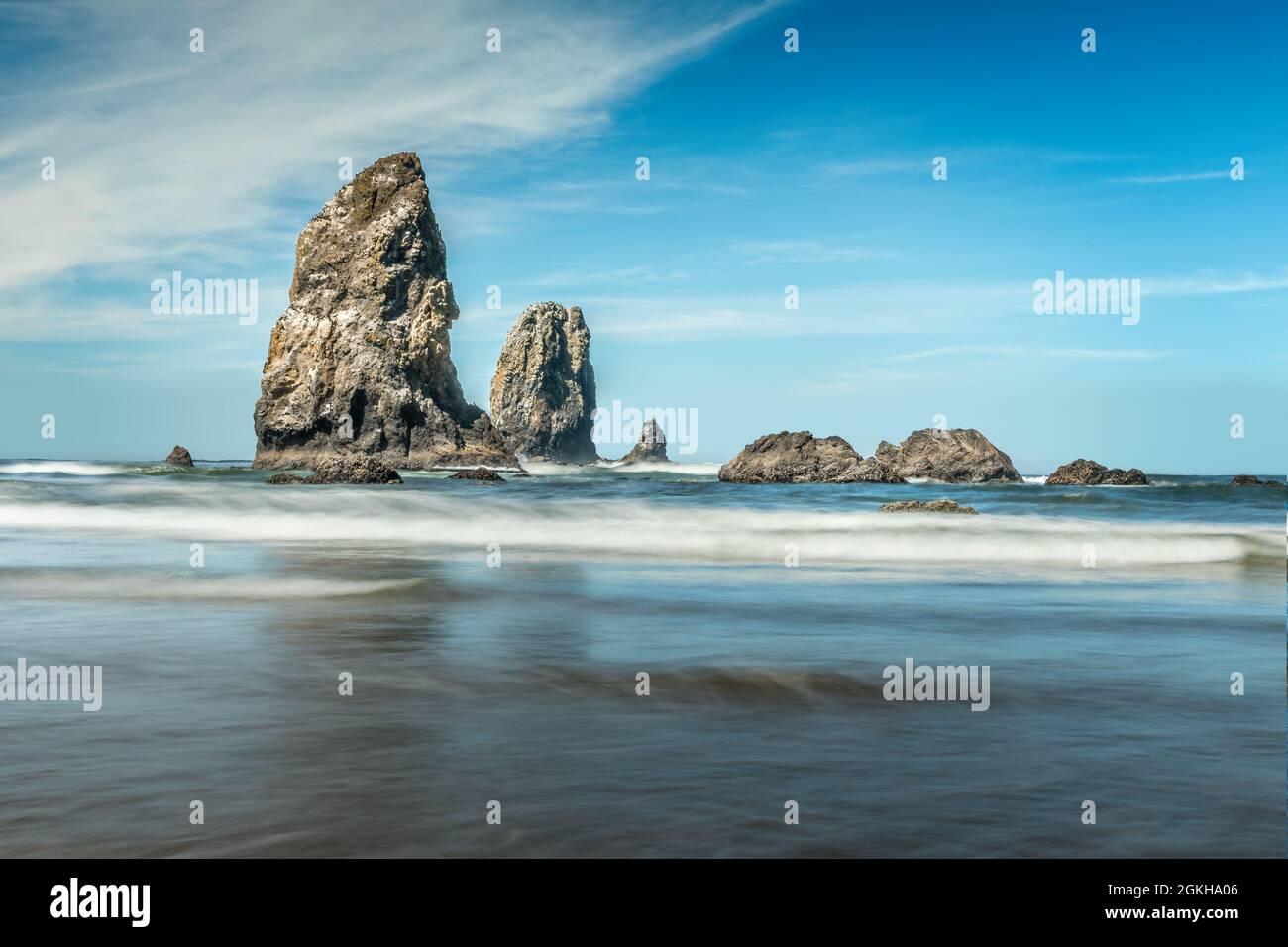 Rochers près de Haystack Rock sur la plage de Cannon, parc national d'Ecola, Oregon Banque D'Images