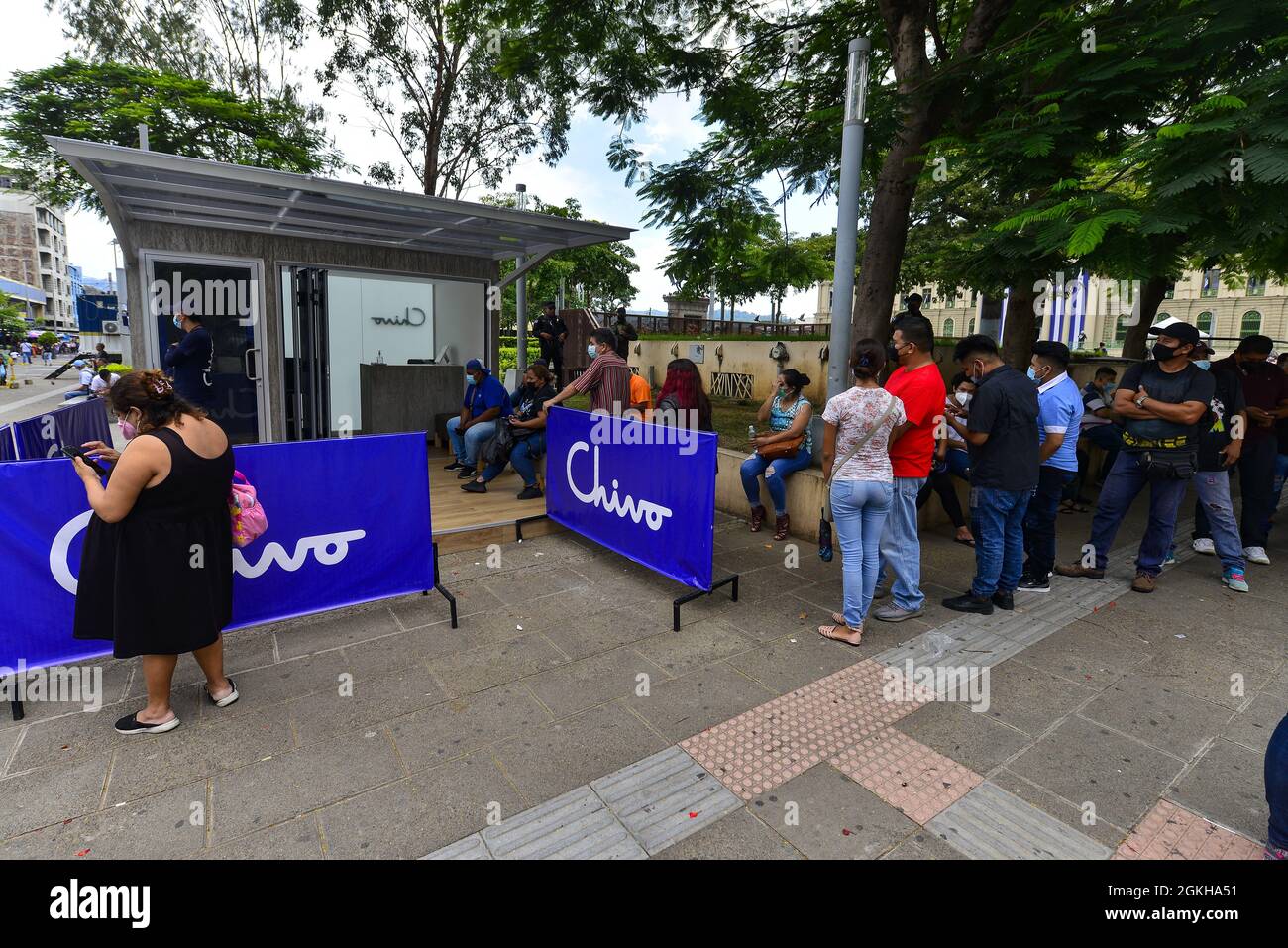 San Salvador, El Salvador. 14 septembre 2021. Les clients attendent d'utiliser un guichet automatique Chivo. El Salvador a commencé à utiliser le Bitcoin comme il est devenu un appel d'offres légal le 7 septembre. (Image de crédit: © Camilo Freedman/ZUMA Press Wire) Banque D'Images