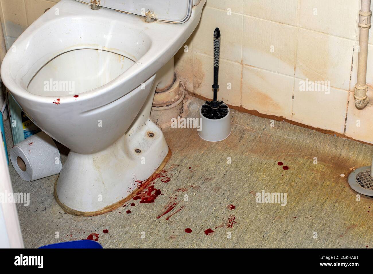 Taches de sang sur le sol dans la salle de bains près des toilettes Photo  Stock - Alamy