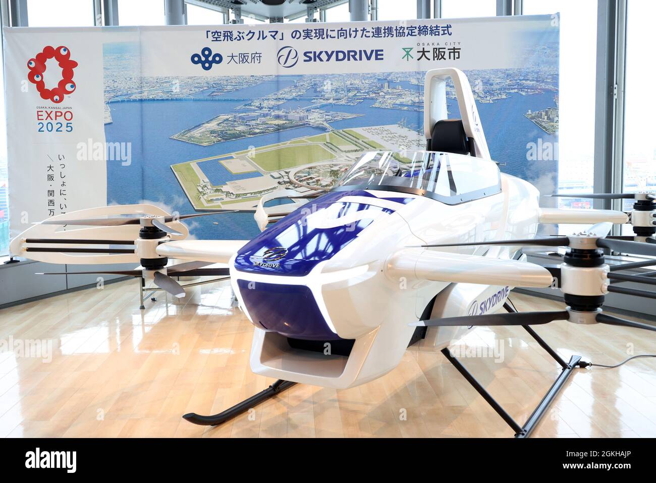 Osaka, Japon. 14 septembre 2021. SkyDrive, l'entreprise japonaise de véhicule de vol, présente le véhicule de vol SD-03 de la société, alors que SkyDrive a signé un accord de partenariat avec la préfecture d'Osaka et la ville d'Osaka à Osaka, dans l'ouest du Japon, le mardi 14 septembre 2021. Osaka accueillera l'exposition mondiale en 2015 et s'attend à ce qu'un service de taxi aérien soit lancé à l'occasion de l'événement. Credit: Yoshio Tsunoda/AFLO/Alay Live News Banque D'Images