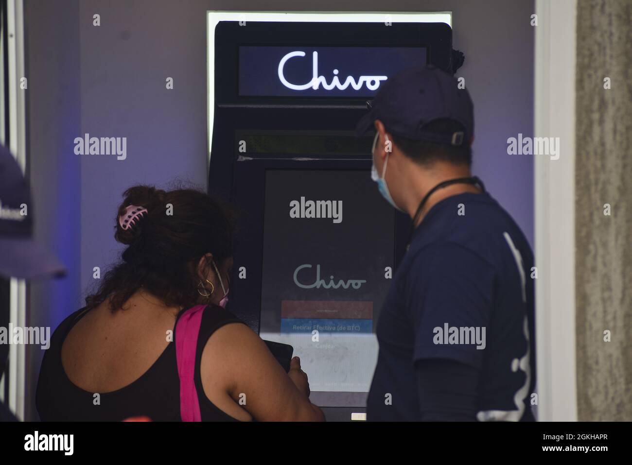 San Salvador, El Salvador. 14 septembre 2021. Un employé du gouvernement aide un client à utiliser un guichet automatique Chivo. El Salvador a commencé à utiliser le Bitcoin comme il est devenu un appel d'offres légal le 7 septembre. (Image de crédit: © Camilo Freedman/ZUMA Press Wire) Banque D'Images