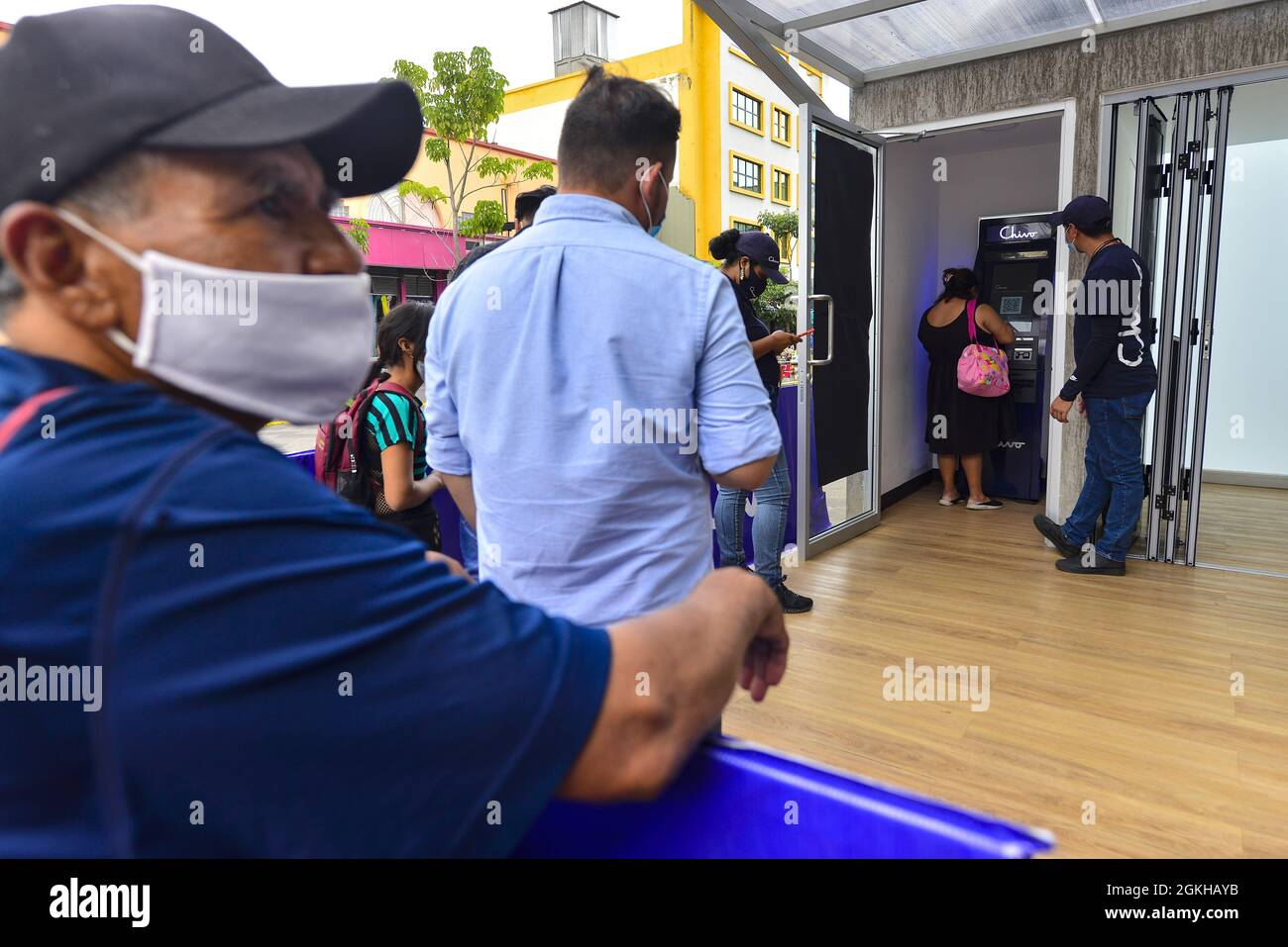 San Salvador, El Salvador. 14 septembre 2021. Les clients attendent d'utiliser un guichet automatique Chivo. El Salvador a commencé à utiliser le Bitcoin comme il est devenu un appel d'offres légal le 7 septembre. (Image de crédit: © Camilo Freedman/ZUMA Press Wire) Banque D'Images