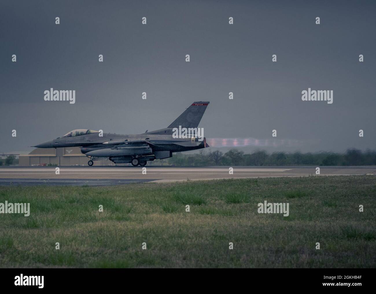 La 138e Escadre de chasseurs effectue une semaine d'opérations de vol de nuit, le 23 avril 2021, à la base de la Garde nationale aérienne de Tulsa, en Oklahoma. Les opérations de vol de nuit sont conçues pour aider à préparer des avions et des avions capables de mission et prêts pour le combat pour la mission de défense intérieure et le déploiement mondial à l'appui des objectifs de la US Air Force. Banque D'Images