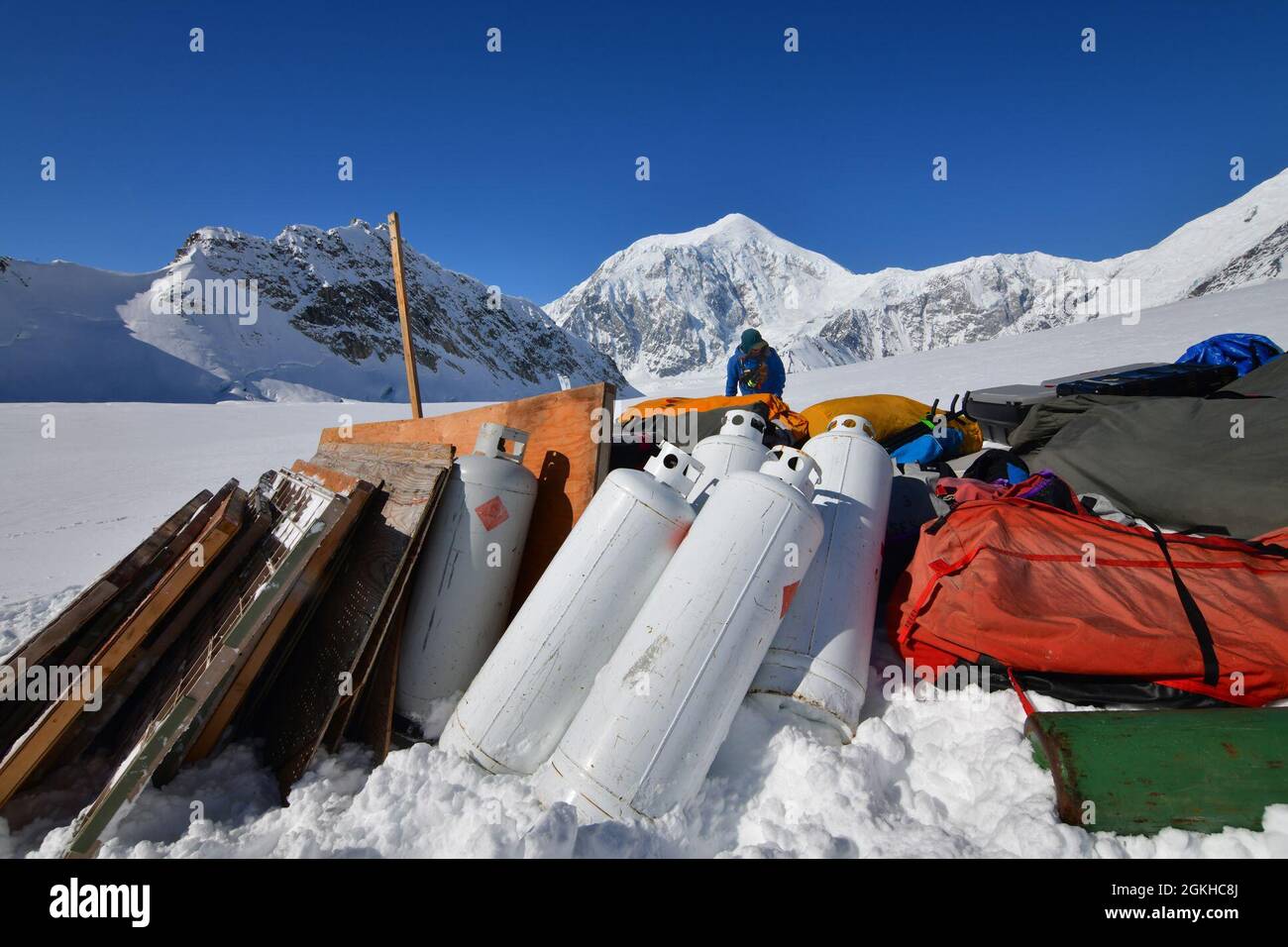 Chelsea Bomba, garde-parc national, fait l'inventaire de l'équipement et des fournitures déposés par les hélicoptères CH-47F Chinook sur le glacier Kahiltna, le 22 avril 2021. Les aviateurs de l'unité, également connus sous le nom de Sugar Bears, ont voyagé de fort Wainwright pour aider le Service des parcs nationaux à obtenir l'équipement et les fournitures nécessaires pour le camp de base au niveau de 7,200 pieds du glacier Kahiltna pour la saison d'escalade 2021 sur Denali, La plus haute montagne d'Amérique du Nord. La montagne en arrière-plan est le mont Foraker de 17,400 pieds. (Photo de l'armée/John Pennell) Banque D'Images