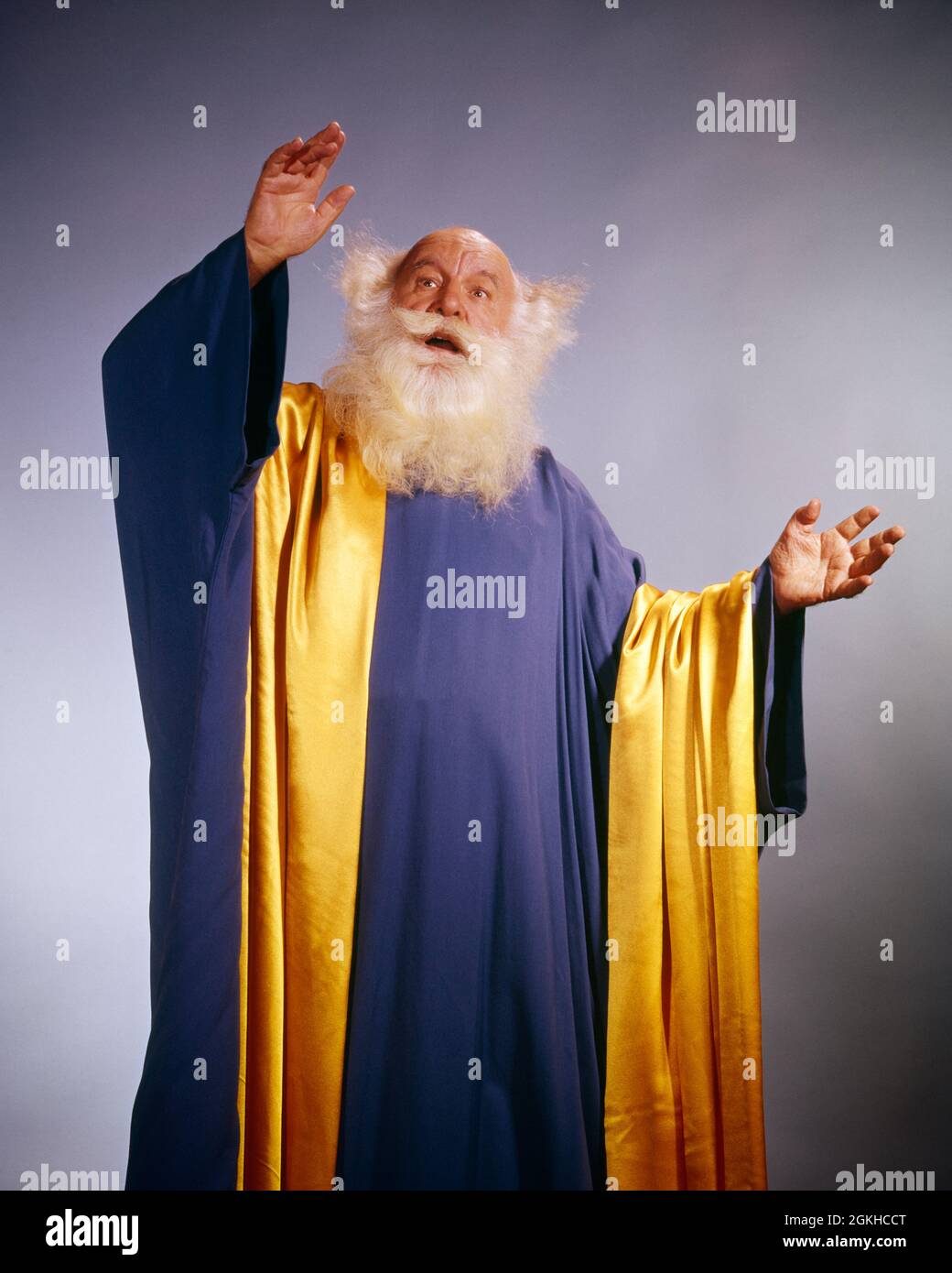 ANNÉES 1960 HOMME PERSONNAGE BLANC BARBE LONG BLEU ET OR ROBES BRAS PROPHÈTE ÉLEVÉ PRÉDICATEUR MYSTIC SEER ORACLE FORTUNE TELLER - KC3413 HAR001 HARS CARRIÈRE RELEVÉE MYSTÈRE FORTUNE STYLE DE VIE ACTEUR RELIGION AÎNÉE EMPLOIS STUDIO PRISE DE VUE ROBE COPIER ESPACE PLEINE LONGUEUR DEMI-LONGUEUR PERSONNES INSPIRATION PERSONNAGE HOMMES PSYCHIQUE PROFESSION SPIRITUALITÉ CONFIANCE SENIOR HOMME SENIOR COMPÉTENCE ADULTE WONDER AWE RÊVES PROFESSION COMPÉTENCES VIEILLESSE OLDSTERS OLDSTER AVENTURE DÉCOUVERTE ARTISTES ROBES ET SEER FORTUNE TELLER CARRIÈRES PERSONNAGES EXCITATION LEADERSHIP BAS ANGLE PUISSANT VOYANCE ORACLE AUTORITÉ ANIMATEUR Banque D'Images