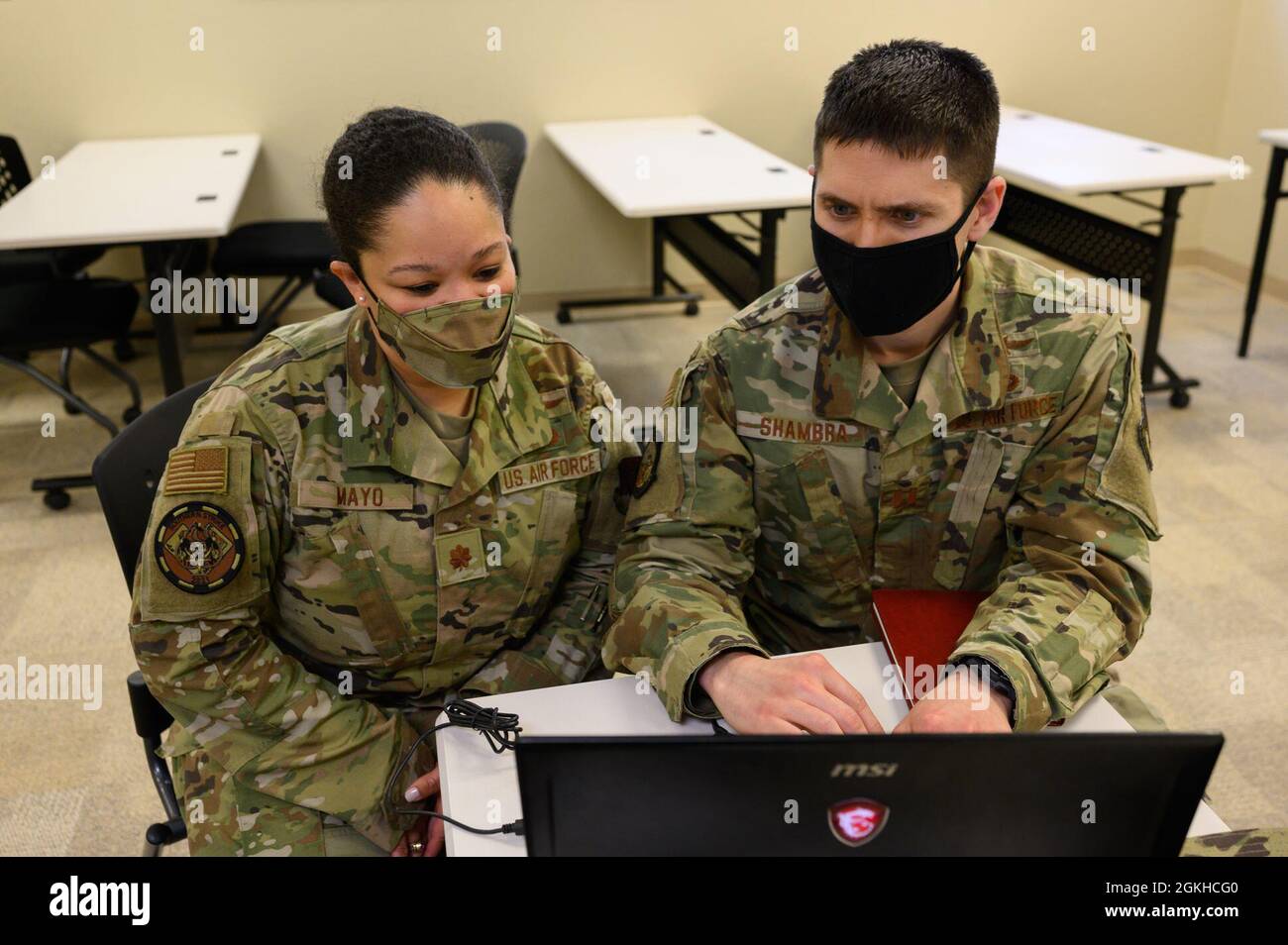 (De gauche à droite) US Air Force Major. Christina Mayo, cyber-opérateur pour le 175e Escadron des opérations Cyberspace, garde nationale aérienne du Maryland, Et Stephen Shambra, responsable de la cyberguerre de l'escadron des opérations Cyberspace 275, de la Force aérienne américaine, travaillent sur un ordinateur le 22 avril 2021 au Centre d'entraînement sur la préparation au combat de Gulfport, à Gulfport, Mississippi. Mayo et Shambra ont été respectivement le chef de projet et le chef de projet adjoint pour la composante cybernétique de Southern Strike 21, un exercice d'opérations classiques et spéciales à grande échelle organisé par la Garde nationale du Mississippi. Banque D'Images