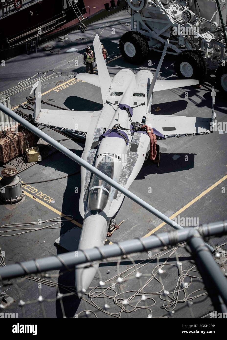 210422-N-OH958-1075 PORTSMOUTH (Virginie) (22 avril 2021) Un avion dud est transporté par barge au porte-avions USS George H. W. Bush (CVN 77). GHWB est actuellement dans le chantier naval de Norfolk pour sa disponibilité incrémentale prévue d'amarrage. Banque D'Images