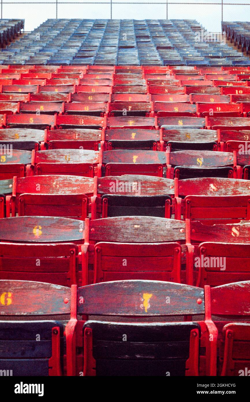 LES SIÈGES VIDES DES ANNÉES 80 LES CHAISES DES SPORTS LA PEINTURE DE L'ARÈNE EST TRÈS ABÎMÉE ET PORTÉE PAR L'UTILISATION LES SIÈGES SE REPLIENT DANS LE DOSSIER DE LA CHAISE - KI7236 AND001 HARS SIÈGES LES VENTILATEURS DE L'ARÈNE VACANTS PLIENT LES SIÈGES FORTEMENT NUMÉROTÉS THRONG L'UTILISATION DES SIÈGES USÉS PAR L'USURE PAR L'USURE PAR L'USURE PAR L'USURE L'ESPACE PUBLIC À L'ANCIENNE Banque D'Images