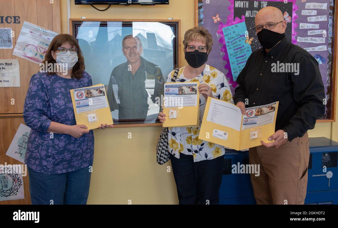 Kyler Stephensen (à gauche), Kristen Rathbun (au milieu) et Mark Stephensen II reçoivent leur NIP de membre de la famille Gold Star, le 22 avril 2021, à la base aérienne de Mountain Home, Idaho. Les trois font partie du programme de la famille Gold Star, qui reconnaît les familles d'aviateurs tombés au combat ou en déploiement. Banque D'Images