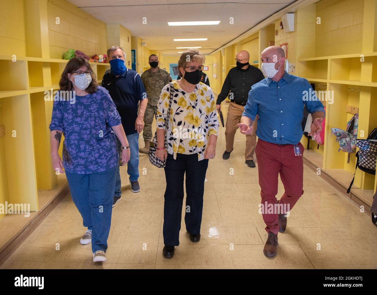 Phillip McCluskey, directeur de Stephensen Elementary (à droite) fait une visite de l'école à la famille Stephensen, le 22 avril 2021, à la base aérienne de Mountain Home, Idaho. Auparavant, l'école élémentaire Stephensen a été nommée école primaire de base, mais a été redésignée en 2014 pour honorer le colonel Mark L. Stephenson. Banque D'Images