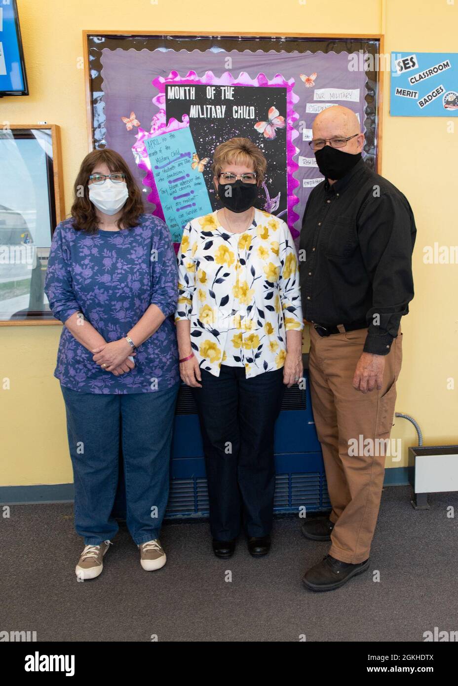 Kyler Stephensen (à gauche), Kristen Rathbun (au milieu) et Mark Stephensen II (à droite) posent pour une photo, le 22 avril 2021, à la base aérienne de Mountain Home, Idaho. Pour Rathbun, c'est la première fois qu'elle visite Stephensen Elementary. Banque D'Images
