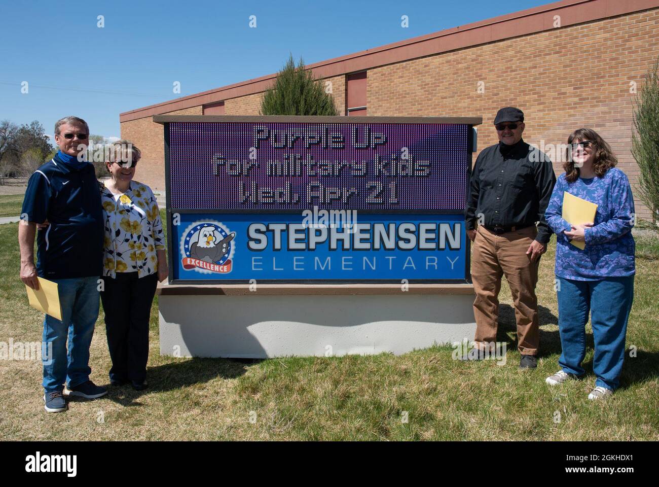 Vern Rathbun (à l'extrême gauche), Kristen Rathbun, (à gauche) Mark Stephensen II (à droite) et Kyler Stephensen (à l'extrême droite) posent pour une photo, le 22 avril 2021, à la base aérienne de Mountain Home, Idaho. Le programme de la famille Gold Star soutient les civils qui ont perdu un être cher au combat tout en servant les militaires. Banque D'Images