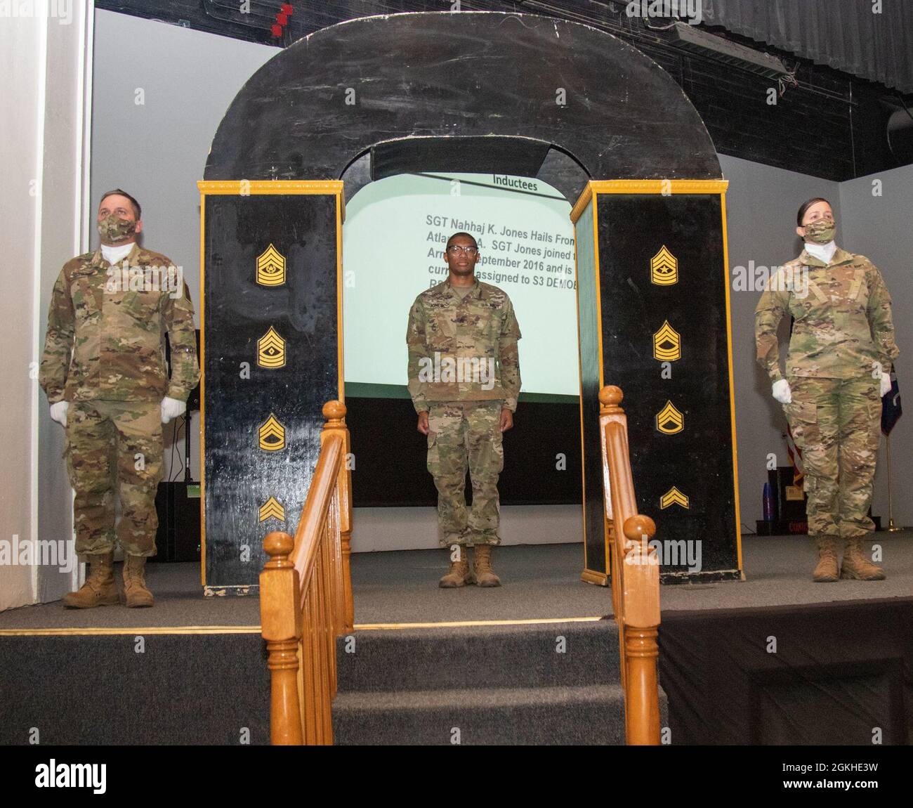 Sgt. Nahhaj Jones, officier en charge adjoint de démobilisation, Paul Askedall, 647e Groupe de soutien régional (Forward), Brigade de mobilisation de fort Bliss, traverse l'arche du corps d'officier non commissionné pendant la Force opérationnelle Viper, 5e Brigade blindée, première division de l'Armée de l'Ouest, cérémonie d'induction de la NCO à fort Bliss, Texas, le 22 avril 2021. Banque D'Images