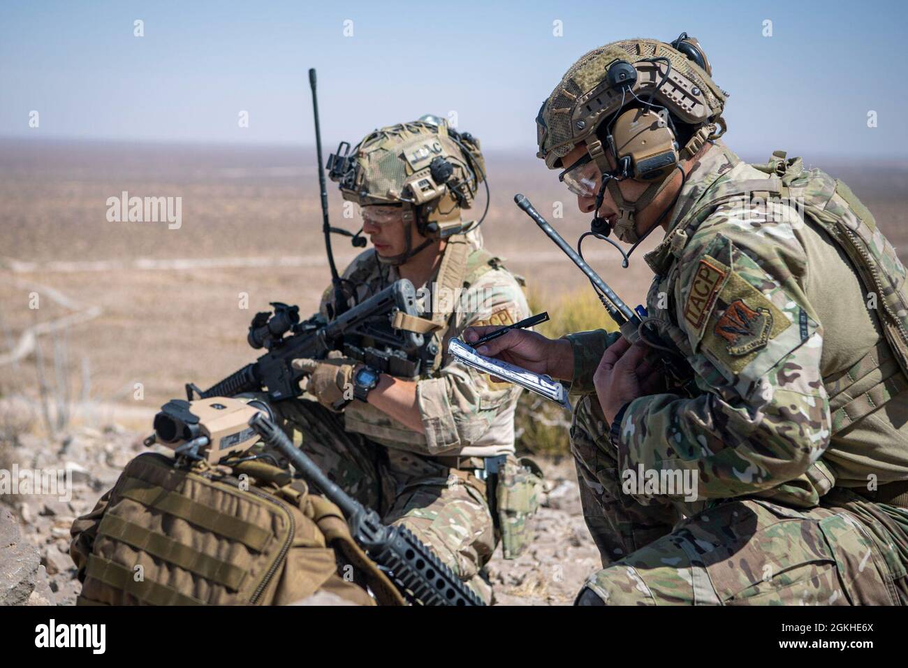 Les concurrents du 9e Escadron des opérations de soutien aérien du défi Wraith exécutent un discours-cible avec un AH-64D Apache Longbow, le 22 avril 2021, à fort Bliss, Texas. L’événement du défi Wraith a mis à l’épreuve la capacité des concurrents à coordonner les effets de l’air dans le schéma de manœuvre au sol. Banque D'Images