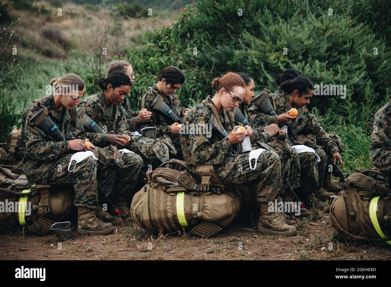 Les Marines des États-Unis avec la Compagnie Lima, 3e Bataillon d'entraînement des recrues, mangent des oranges avant la dernière jambe d'une randonnée après leur Eagle, Globe, et Anchor cérémonie à bord du Camp Pendleton, en Californie, le 22 avril 2021. La cérémonie de l'aigle, du Globe et de l'ancre a lieu après le Crucible et signifie la transformation de la recrue en Marine. Banque D'Images