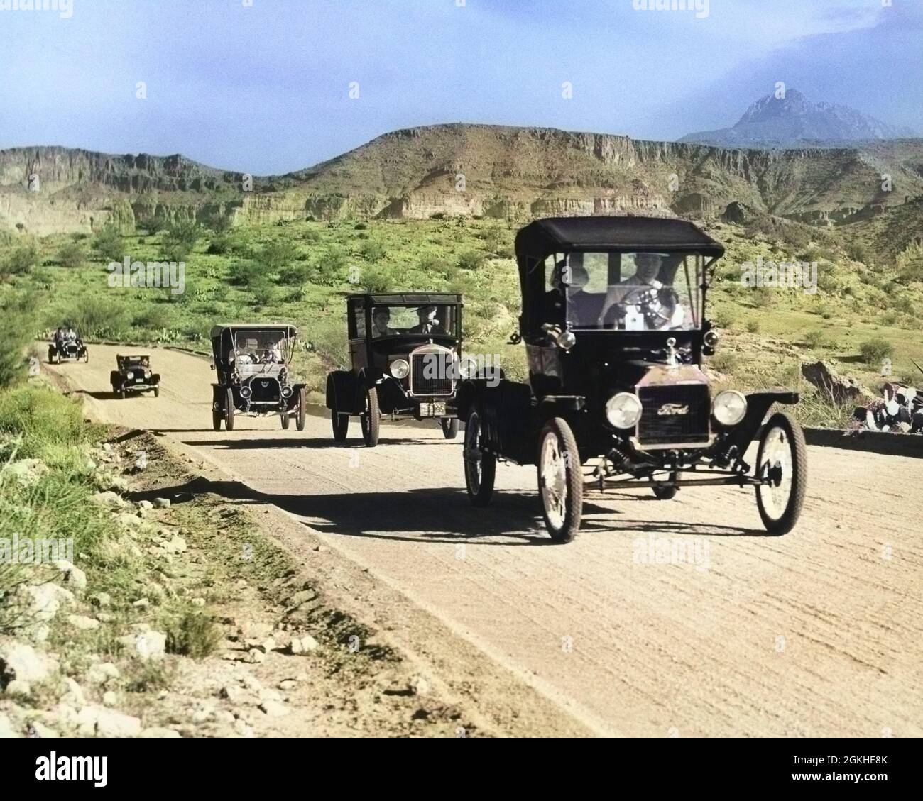 LIGNE DES ANNÉES 1960 DE MODÈLE ANNÉES 1920 T ET ANNÉES 1930 MODÈLE A FORD AUTOMOBILES SUR ROUTE DE GRAVIER DANS LE SUD-OUEST DES ÉTATS-UNIS - M2092C KRU001 HARS ARCHIVISTIQUE AUTOS CONVOI RÉCRÉATION AUTOMOBILE NON PAVÉ COLLECTEUR TRAFIC EMBOUTEILLAGE MODÈLE A AUTOMOBILES ÉLÉGANTS VÉHICULES COLLECTIONNEURS SUD-OUEST MODÈLE T RALLYE DÉTENTE NOIR ET BLANC ANCIEN STYLE SUD-OUEST Banque D'Images