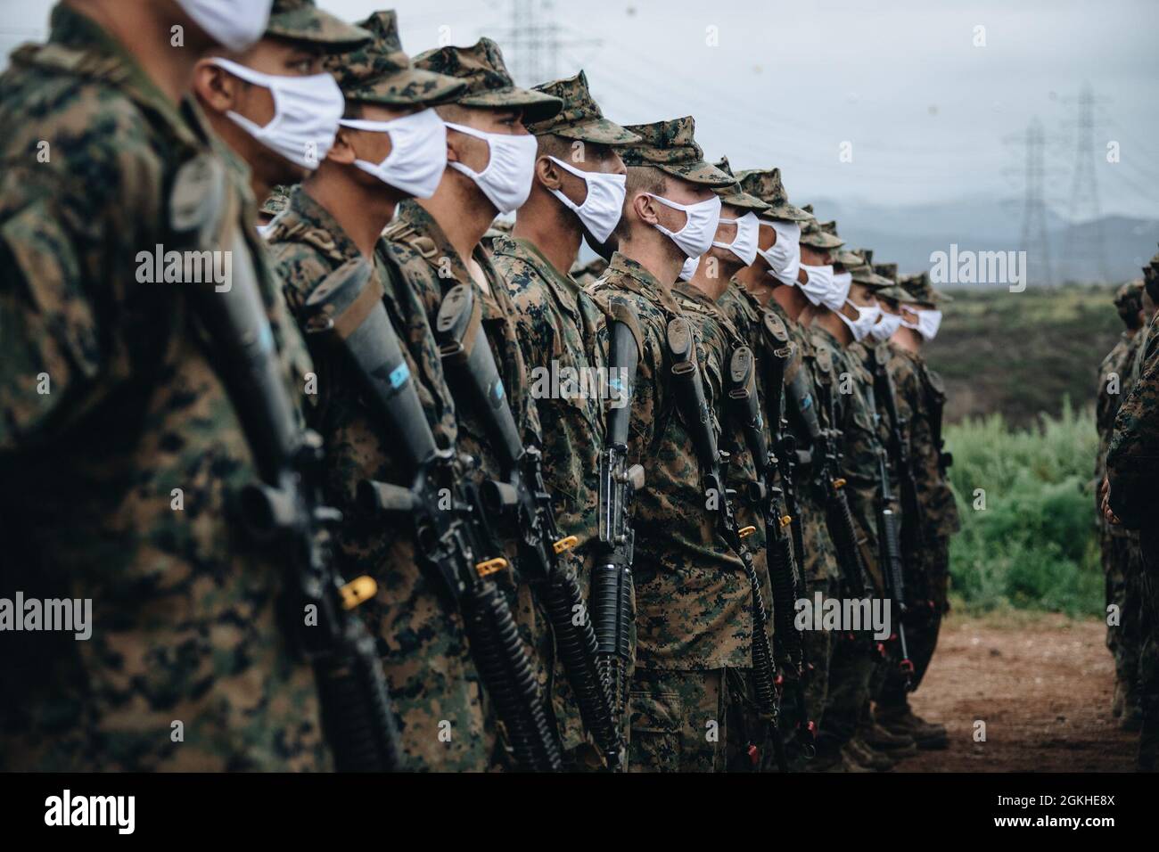 Les Marines des États-Unis avec la Compagnie Lima, 3e Bataillon d'entraînement des recrues, sont à l'attention lors de la cérémonie de l'aigle, du Globe et de l'ancre à bord du Camp Pendleton, en Californie, le 22 avril 2021. La cérémonie de l'aigle, du Globe et de l'ancre a lieu après le Crucible et signifie la transformation de la recrue en Marine. Banque D'Images