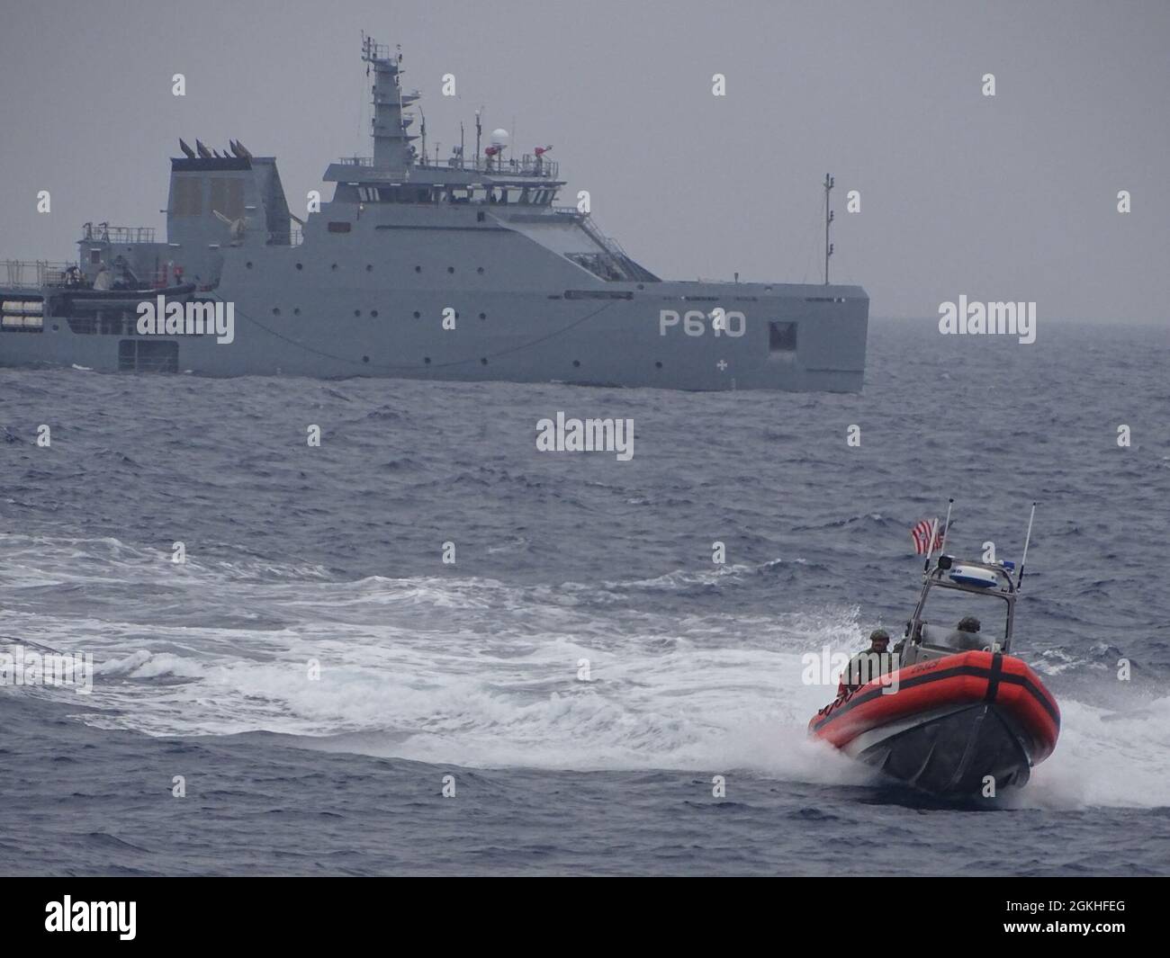 MER MÉDITERRANÉE (23 avril 2021) Une équipe d'arraisonnement de l'USCGC Charles Molthrope (WPC 1141) transite à un bateau de pêche local lors d'un exercice d'arraisonnement avec la marine tunisienne à partir du navire de patrouille offshore Jugurtha (P 610) en mer Méditerranée le 23 avril 2021. Charles Molthrope et USCGC Robert Goldman (WPC 1142) sont en route vers leur nouveau homeport à Bahreïn en soutien à la Cinquième flotte américaine de la Marine et aux forces de patrouille de la Garde côtière américaine en Asie du Sud-Ouest. Les navires de patrouille de la Garde côtière américaine effectuent des opérations dans la zone de la sixième flotte des Forces navales des États-Unis pour soutenir la NAT des États-Unis Banque D'Images