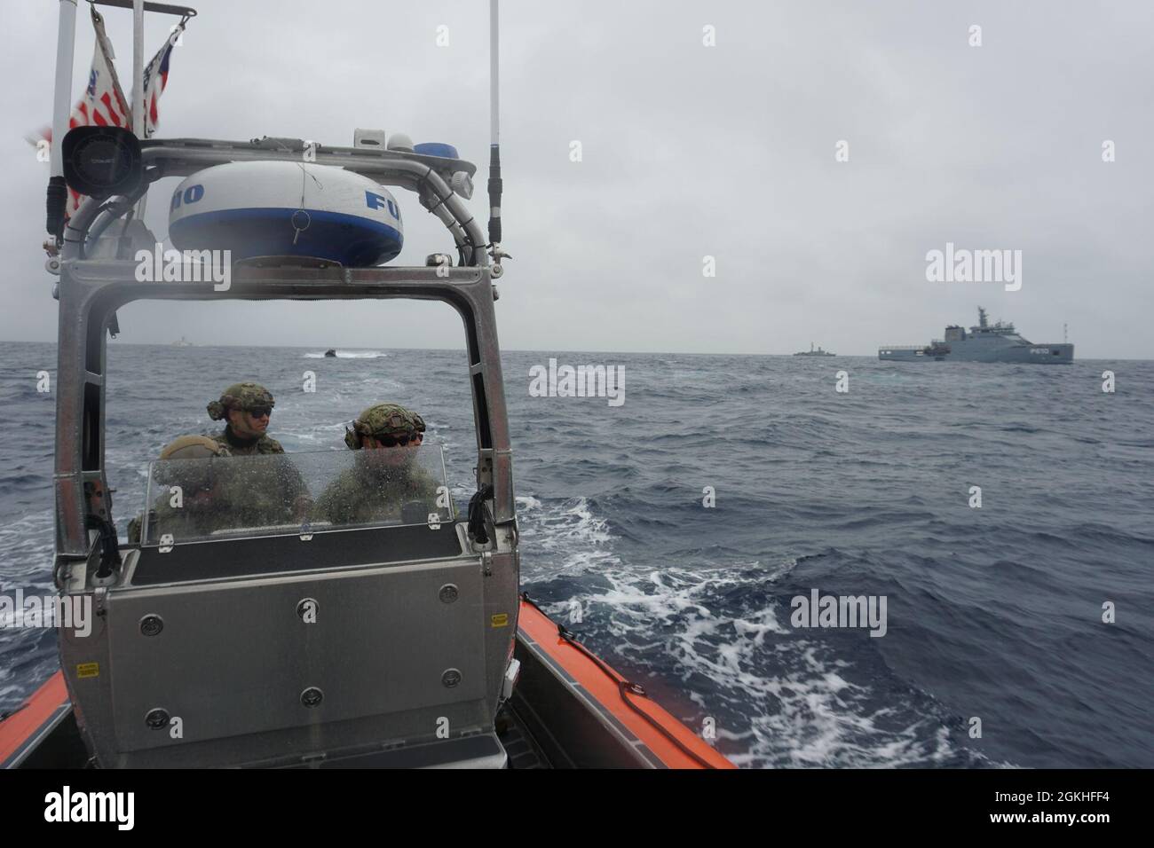 MER MÉDITERRANÉE (23 avril 2021) Une équipe d'arraisonnement de l'USCGC Charles Molthrope (WPC 1141) soutient une équipe d'arraisonnement de la marine tunisienne lors d'un exercice d'arraisonnement en mer Méditerranée le 23 avril 2021. Parmi les navires participants figuraient Charles Molthrope, un petit bateau de la marine tunisienne, les navires de la marine tunisienne Hasdrubal (P 509) et Jugurtha (P 610). Charles Molthrope et USCGC Robert Goldman (WPC 1142) sont en route vers leur nouveau homeport à Bahreïn en soutien à la Cinquième flotte américaine de la Marine et aux forces de patrouille de la Garde côtière américaine en Asie du Sud-Ouest. Les navires de patrouille de la Garde côtière américaine le sont Banque D'Images