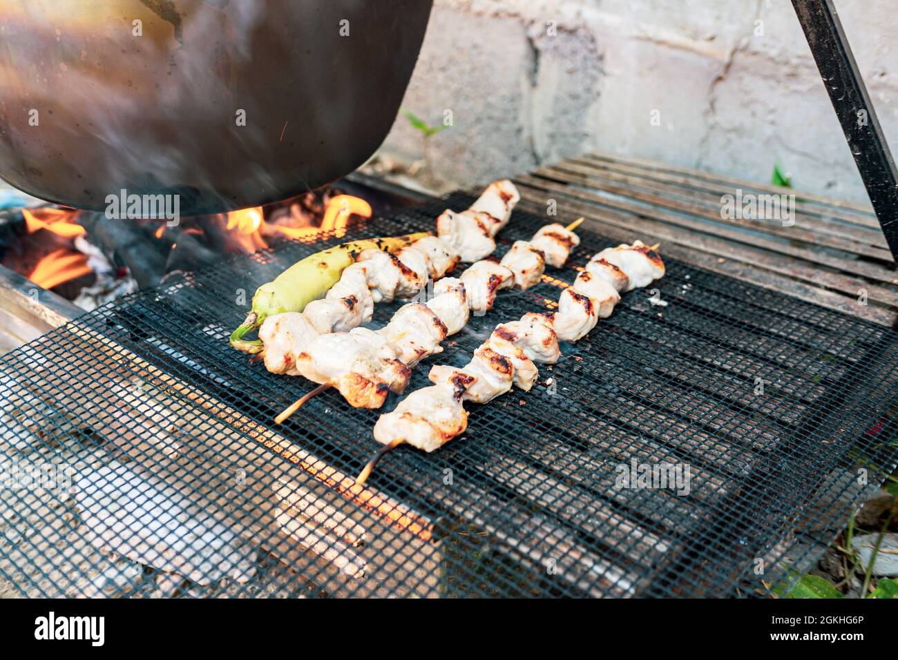 Barbecue au charbon de bois et marmite avec ragoût, cuisson du chou-fleur à  l'extérieur viande de porc sur brochettes Photo Stock - Alamy