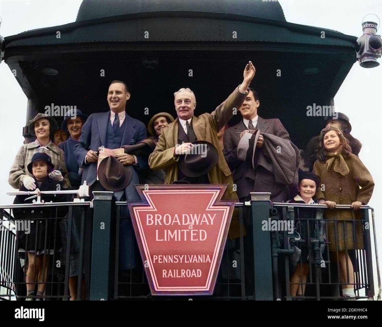 GROUPE DES ANNÉES 1930 FAMILLE HOMMES FEMMES ENFANTS SUR LA PLATE-FORME D'OBSERVATION DE VOITURE DE SALON PLATE-FORME DE TRAIN HOMME SENIOR AGITANT - R5982C HAR001 HARS MARI DAD VOYAGE MOM NOSTALGIQUE CHEMIN DE FER COULEUR RELATION MÈRES AÎNÉS TEMPS NOSTALGIE VIEILLE MODE 1 JUVÉNILE BEAUCOUP COMMUNICATION VACANCES CHEMIN DE FER GRAND-PÈRE FILS GRANDS-PARENTS FAMILLES HISTOIRE STYLE DE VIE FEMMES AÎNÉES GRAND-PARENT MARIS GROGNUP COPIE ESPACE DEMI-LONGUEUR FEMMES FILLES PERSONNES ADULTES HOMMES SENIOR HOMME TRANSPORT ADULTE SENIOR PÈRES CONTACT OCULAIRE FEMME SENIOR TEMPS HORS PLATE-FORME BONHEUR OLDSTERS OLDSTER VOYAGE ESCAPADE L'EXCITATION DE LA PAPAS Banque D'Images