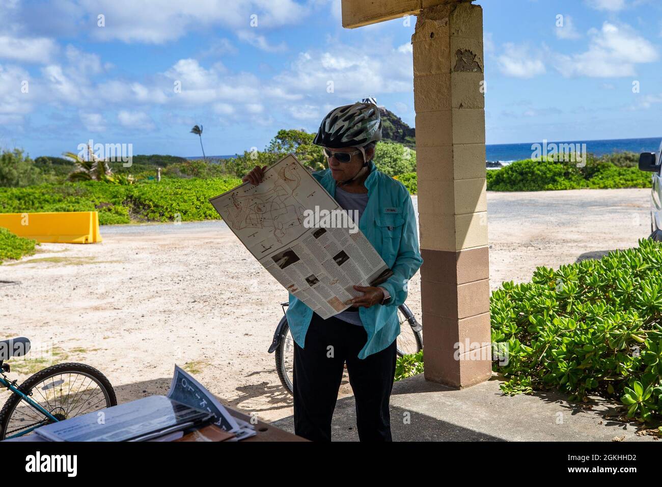 June Cleghorn, gestionnaire des ressources culturelles, base des corps marins d'Hawaï, détient une carte de la visite en vélo des sites culturels de Mokapu, MCBH, 23 avril 2021. Les gestionnaires des ressources culturelles de la MBH, Cleghorn et Arleen Garcia-Herbst, ont dirigé une tournée tout en informant les participants des sites culturels protégés et de l'importance historique de la péninsule MBH Mokapu. Banque D'Images