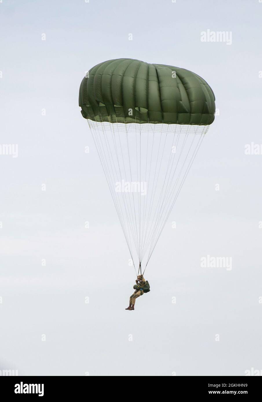 Un Membre D Une Equipe De Demonstration Aerienne De La Seconde Guerre Mondiale Flotte Sur Le Sol Lors D Un Saut En Parachute De Masse Lors D Une Celebration Du 100e Anniversaire De L Ancien Combattant Un Membre D Une Equipe De Demonstration Aerienne De La Seconde Guerre Mondiale Flotte Sur Le Sol Lors D Un Saut En Parachute De Masse Lors D Une Celebration Du 100e Anniversaire De L Ancien Combattant