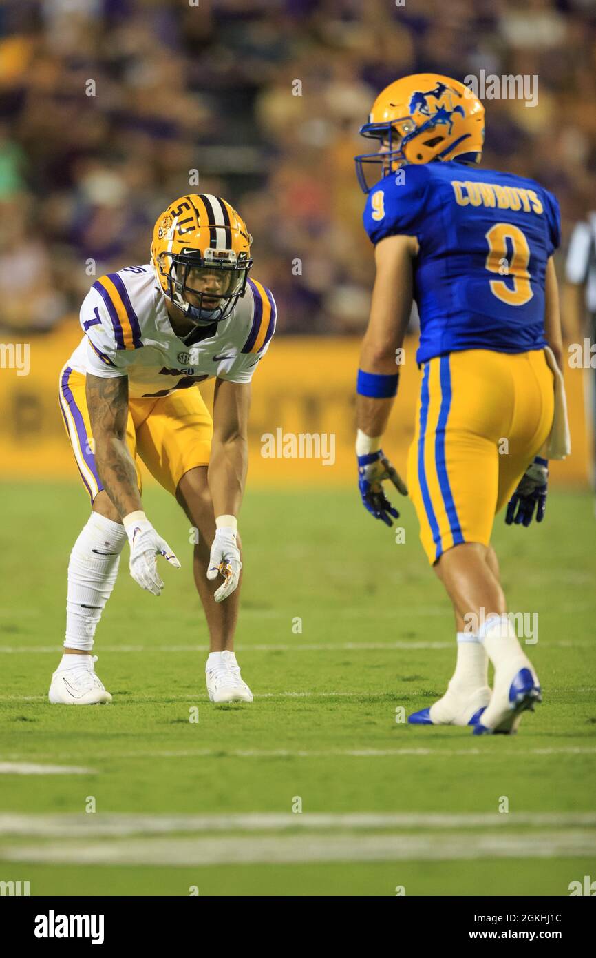 LSU Tigers Corner back Derek Stingley Jr. (7) s'oppose à McNeese State Cowboys Wide reciever Walker Wood (9), samedi 11 septembre 2021, à Baton Banque D'Images