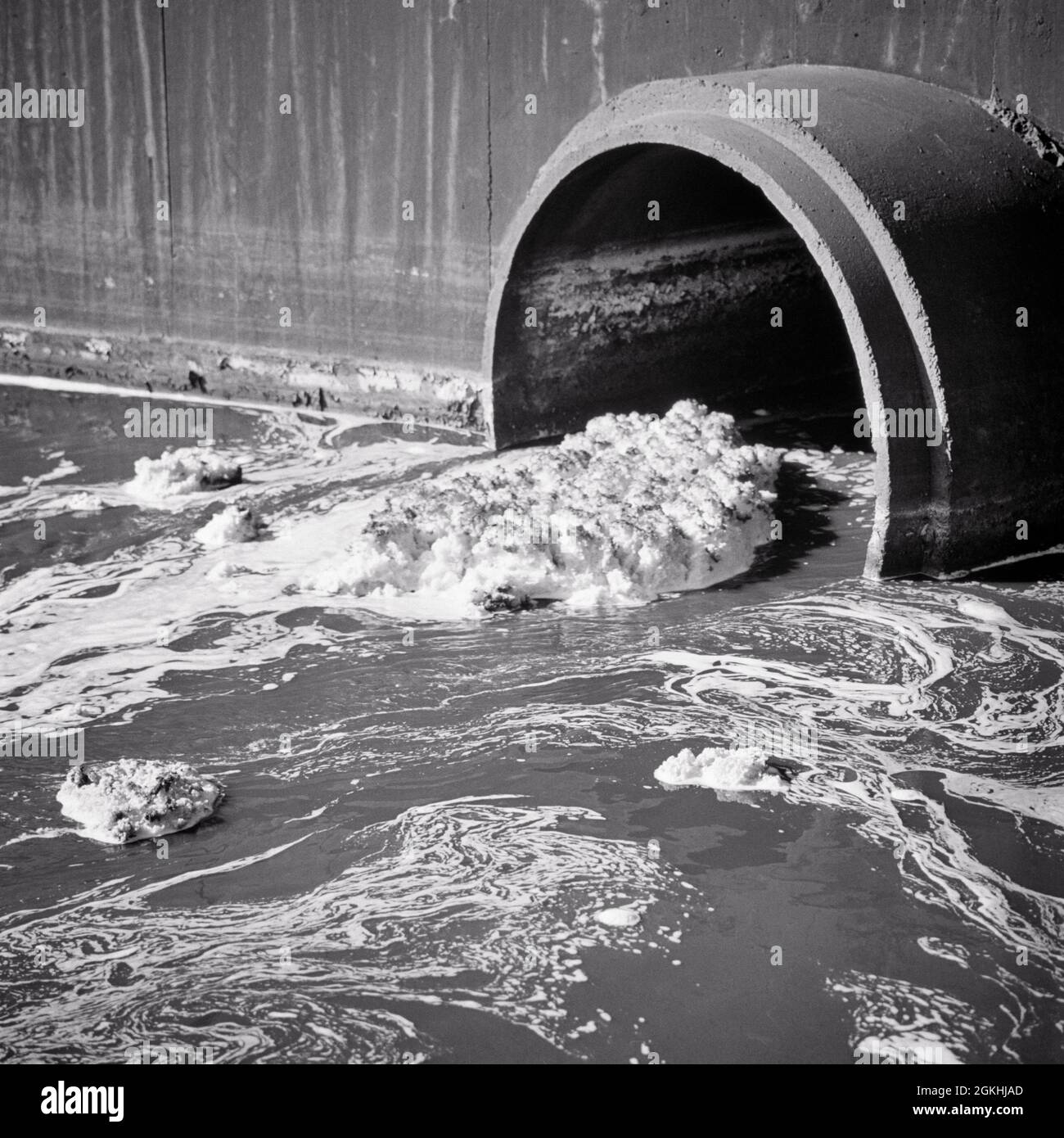 ANNÉES 1980 POLLUTION DOMESTIQUE ET INDUSTRIELLE S'ÉCOULANT DANS L'EAU DE GRANDS TUYAUX DE DRAINAGE DE CIMENT - S22435 LAM001 HARS VIOLATION CONCEPT CONCEPTUEL BOUES DE RUISSELLEMENT CONTAMINÉ CONCEPTS SYMBOLIQUES POLLUANTE POLLUANTE POLLUANTE POLLUANTE POLLUANTE NOIRE ET BLANCHE POLLUTION INDUSTRIELLE ANCIENNE REPRÉSENTATION Banque D'Images