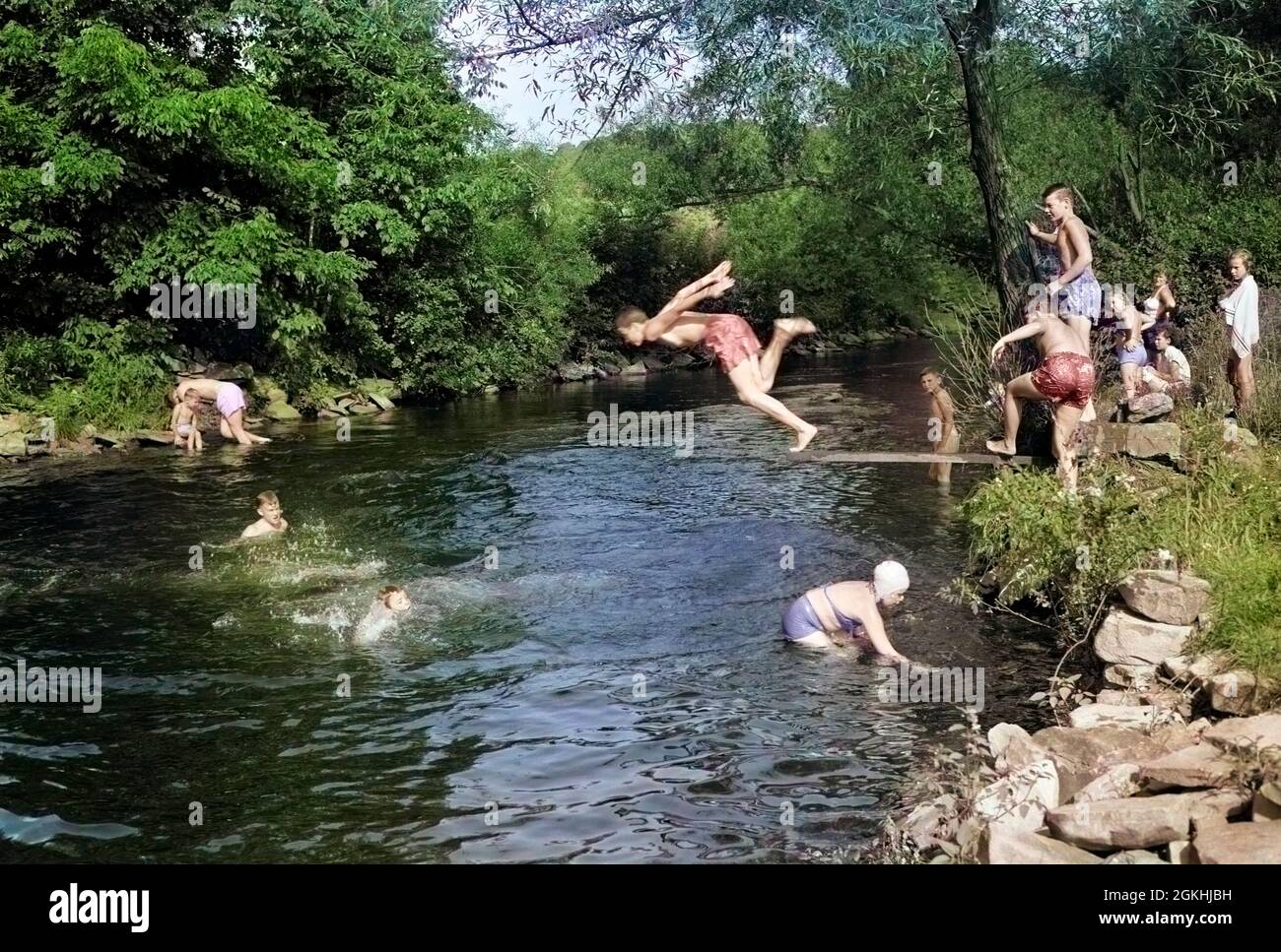 L'ÉTÉ DES ANNÉES 1950 GROUPE AMUSANT DE GARÇONS ET DE FILLES NATATION ET PLONGÉE DANS RUISSEAU POND VIEUX TROU DE NATATION - S398C LAN001 HARS AMITIÉ DEMI-LONGUEUR PERSONNES RUISSEAU MÂLES B&W ÉTÉ PRÉTEEN GARÇON BONHEUR PISCINE AVENTURE LEAP LOISIR SPLASH SAISON ESTIVALE LOISIRS EAU EXCITATION LOISIRS PLONGÉE PLANCHE BAIGNADE TROUS JEUNES MINEURS PRÉ-ADOLESCENT PRÉ-ADOLESCENT PRÉ-ADOLESCENT PRÉ-ADOLESCENT FILLE SAISON DE RELAXATION TROUS DE NATATION JEUNE NOIR ET BLANC CAUCASIEN ORIGINE ETHNIQUE CREEK À L'ANCIENNE Banque D'Images