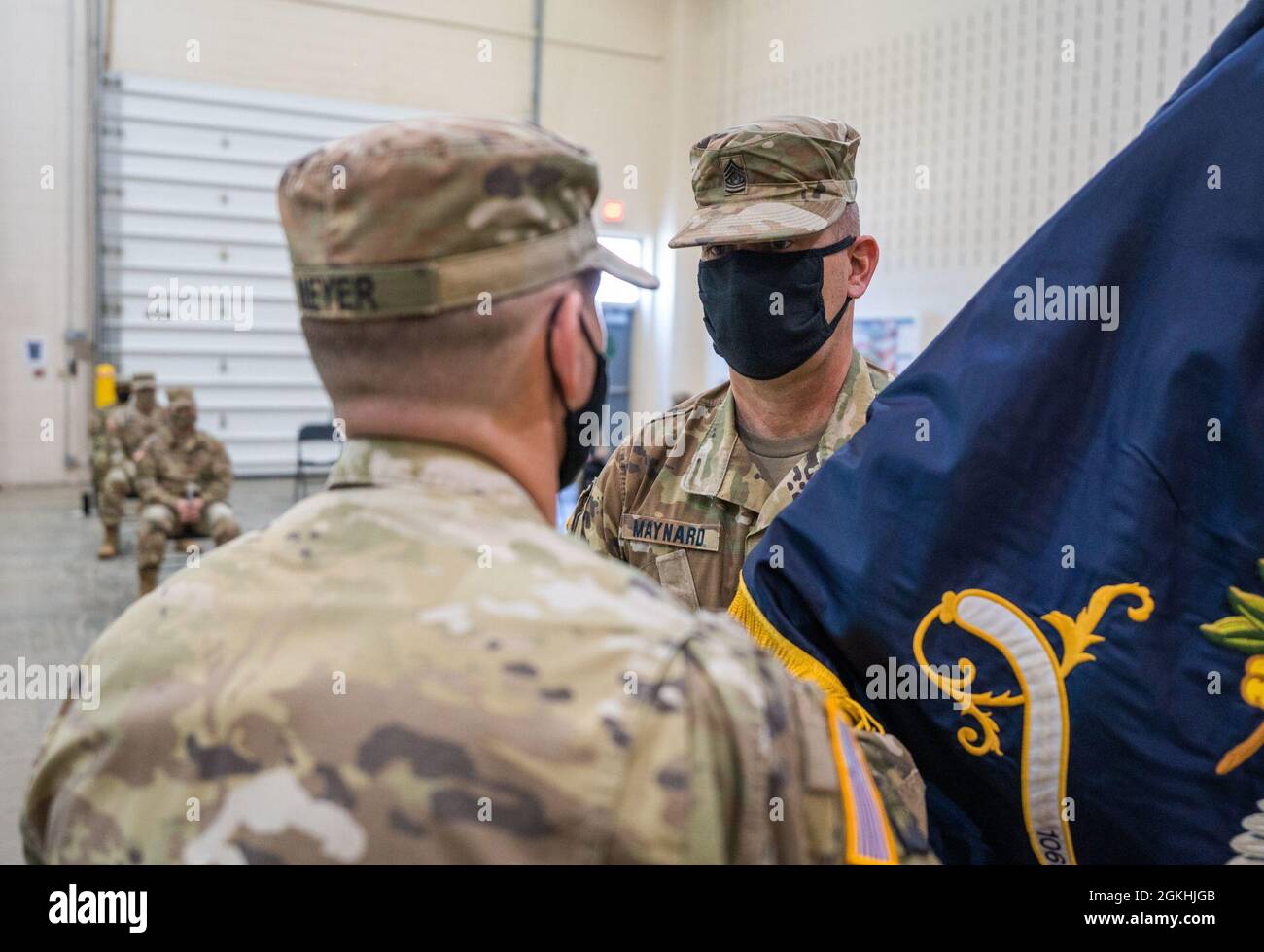 Le Sgt Maj. Marc Maynard, le CSM sortant du 106e Régiment (Institut régional d'entraînement), reçoit les directives du commandant des troupes lors d'une cérémonie de changement de responsabilité au site d'entraînement de Camp Smith, Cortlandt Manor, N.Y., le 24 avril 2021. Banque D'Images