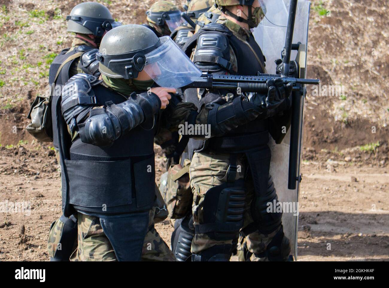 Des soldats du contingent polonais, Commandement régional est, Force du Kosovo, organisent un entraînement sur la liberté de mouvement le 24 avril 2021. Les soldats de la KFOR mènent une formation de la FOM en réagissant aux obstacles. Ils sont donc prêts à répondre dans tout le Kosovo si nécessaire. Banque D'Images