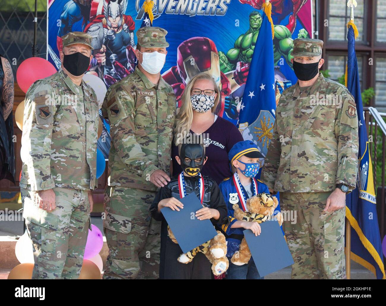 Patrick Miller, commandant de la 88e Escadre de la base aérienne des États-Unis, à gauche, et Sgt. Jason Shaffer, chef de commandement de l'ABW 88, à droite, pose pour une photo avec les familles lors de l'événement Little Heroes qui a eu lieu en l'honneur des enfants de parents qui sont actuellement déployés ou qui ont été déployés récemment à la base aérienne Wright-Patterson, Ohio, le 26 avril 2021. L'événement a eu lieu dans le cadre du mois des activités de la base pour les enfants militaires. Banque D'Images