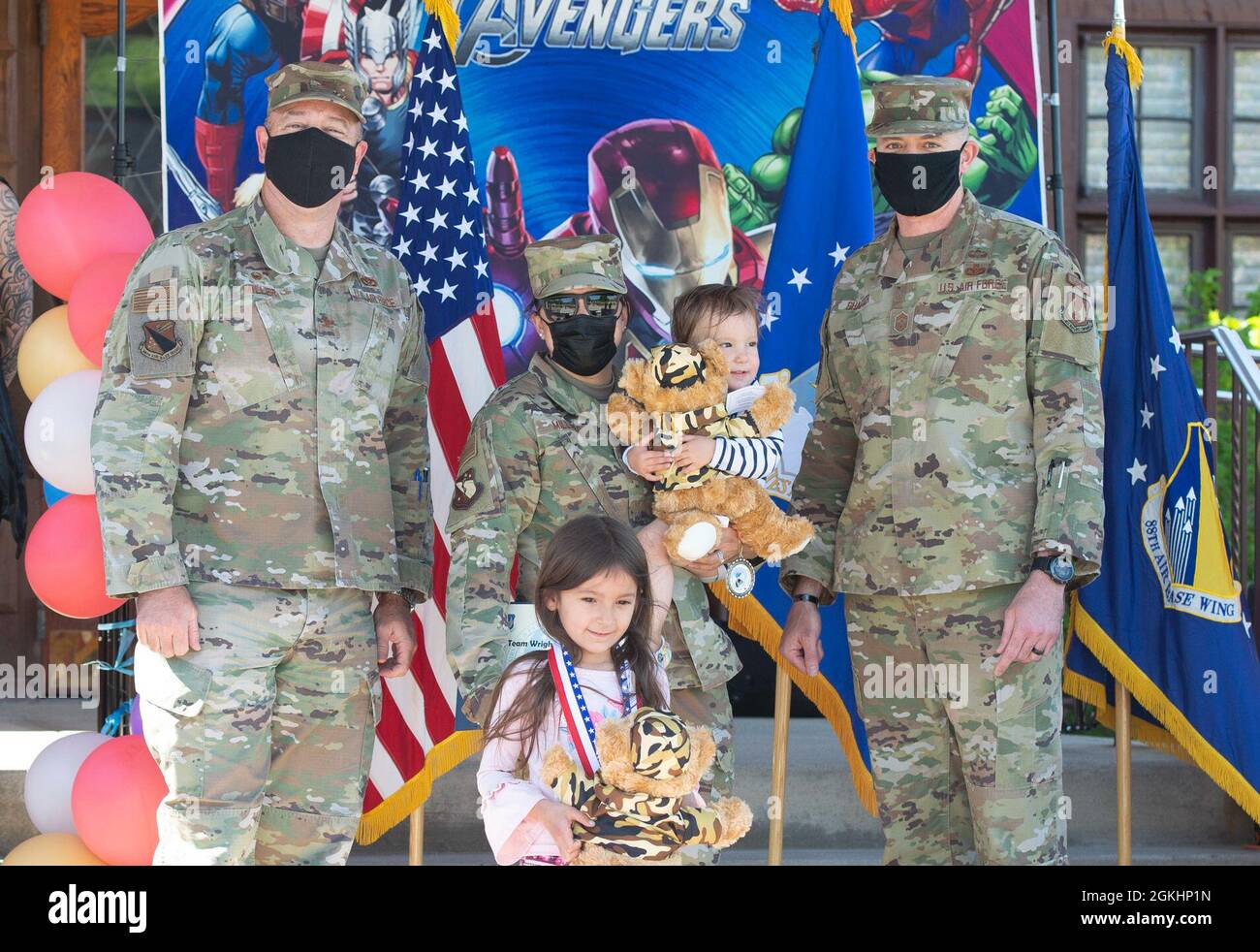 Patrick Miller, commandant de la 88e Escadre de la base aérienne des États-Unis, à gauche, et Sgt. Jason Shaffer, chef de commandement de l'ABW 88, à droite, pose pour une photo avec les familles lors de l'événement Little Heroes qui a eu lieu en l'honneur des enfants de parents qui sont actuellement déployés ou qui ont été déployés récemment à la base aérienne Wright-Patterson, Ohio, le 26 avril 2021. L'événement a eu lieu dans le cadre du mois des activités de la base pour les enfants militaires. Banque D'Images