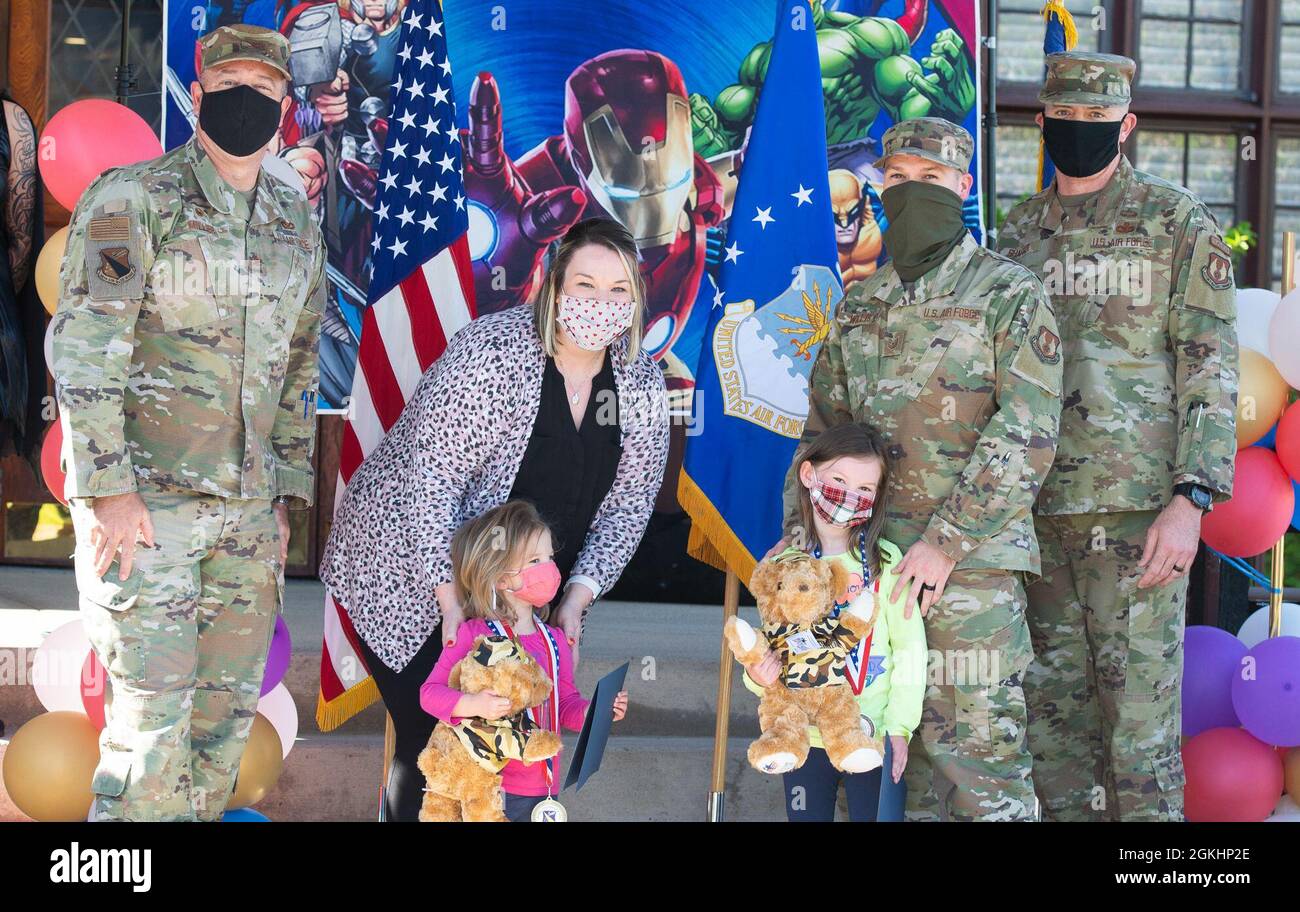 Patrick Miller, commandant de la 88e Escadre de la base aérienne des États-Unis, à gauche, et Sgt. Jason Shaffer, chef de commandement de l'ABW 88, à droite, pose pour une photo avec les familles lors de l'événement Little Heroes qui a eu lieu en l'honneur des enfants de parents qui sont actuellement déployés ou qui ont été déployés récemment à la base aérienne Wright-Patterson, Ohio, le 26 avril 2021. L'événement a eu lieu dans le cadre du mois des activités de la base pour les enfants militaires. Banque D'Images