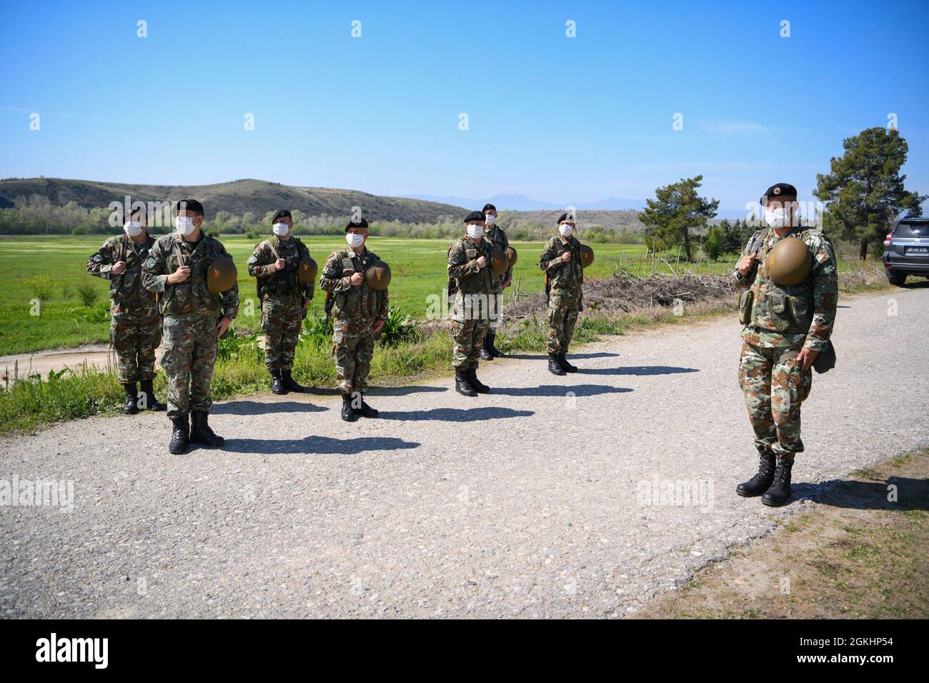 Des soldats de la Macédoine du Nord sont en formation en attendant l'arrivée du ministre de la Défense de la Macédoine du Nord pendant LE DÉFENSEUR-Europe 21 dans la zone d'entraînement militaire de Krivolak, en Macédoine du Nord, le 26 avril 2021. DEFENDER-Europe 21, un exercice annuel à grande échelle de l'armée américaine Europe et mené par l'Afrique, un exercice conjoint multinational conçu pour renforcer la préparation stratégique et opérationnelle et l'interopérabilité entre les États-Unis, les alliés de l'OTAN et les partenaires. Banque D'Images