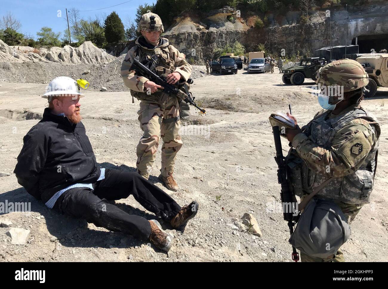 PFC. Jeremy Nelson, observateur avec le 1er peloton, 1-502e, 101e Division aéroportée et le 1er lieutenant Raven Tyler, agent chimique, biologique, radiologique et nucléaire, 110e Bataillon chimique, interrogent un détenu, lors d’un exercice de préparation au déploiement d’urgence, avril 27, à Crestwood, complexe d’entraînement souterrain du Kentucky. L'EDRE comportait un plan d'entraînement de cinq jours, axé sur les armes combinées, la lutte contre les armes de destruction massive et les opérations de défense CBRN. Banque D'Images