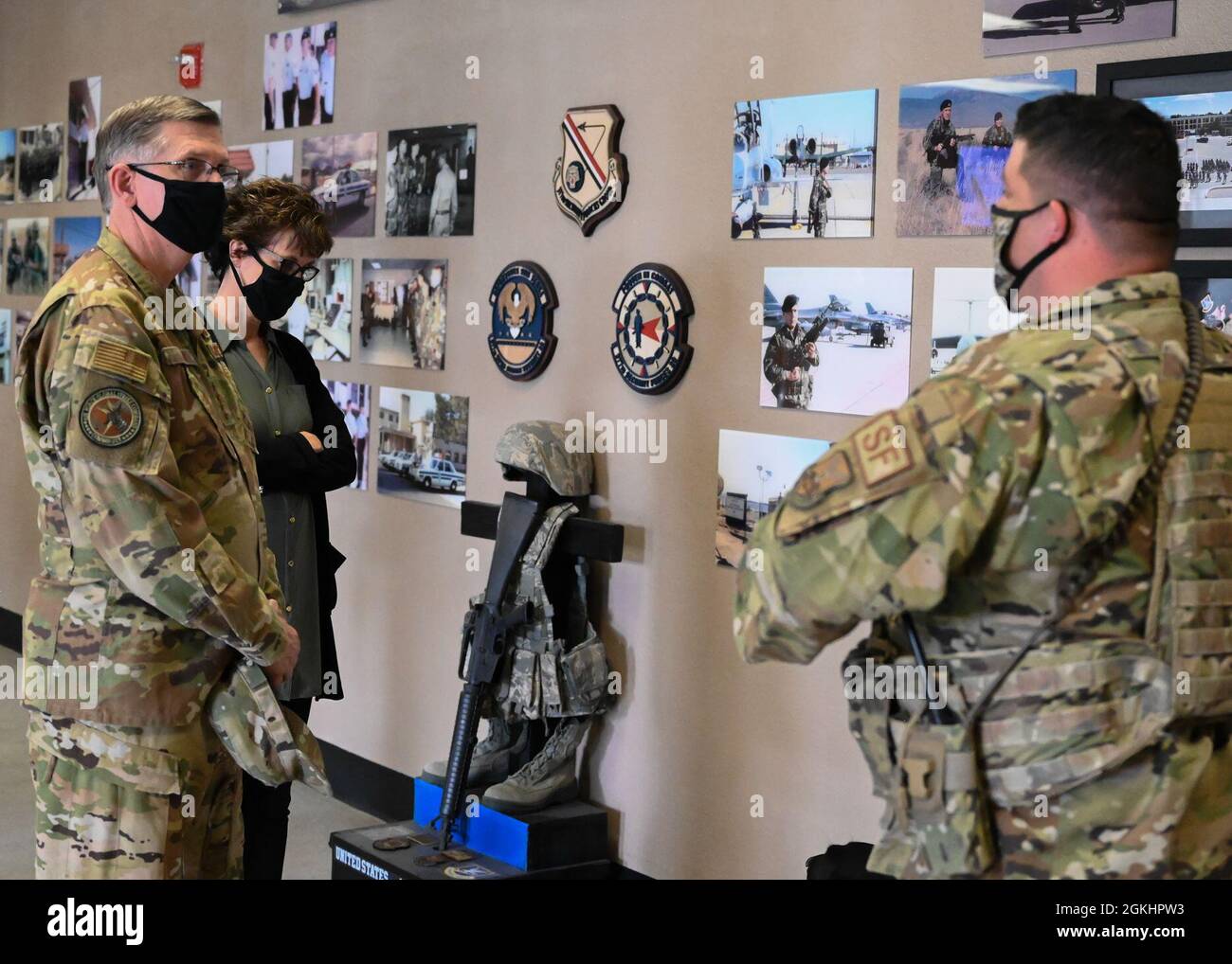 Le général de la Force aérienne américaine Tim Ray, commandant du Commandement de la grève globale de la Force aérienne, et son conjoint, Rhonda, apprennent à connaître la 377e salle du patrimoine du Groupe des Forces de sécurité récemment rénovée à la base aérienne de Kirtland, au Nouveau-Mexique, le 26 avril 2021. Au cours de sa visite, Ray a rencontré des aviateurs et a visité plusieurs endroits de l'installation, y compris le 377e groupe médical, le laboratoire d'innovation et l'école de leadership Airman. Banque D'Images