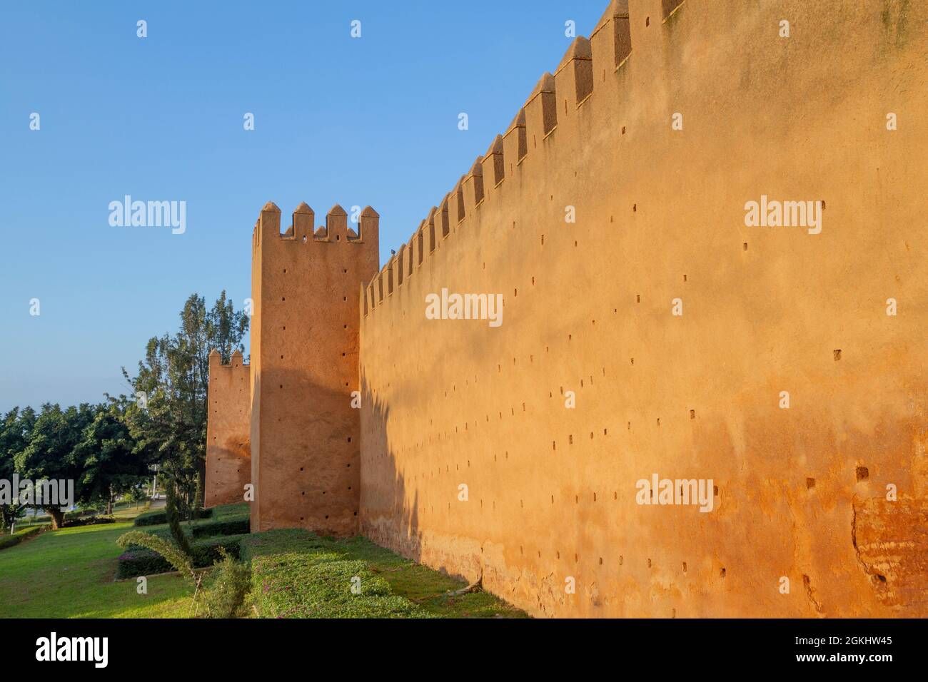 Mur de couleur argile de la médina de Rabat, capitale du Maroc Banque D'Images