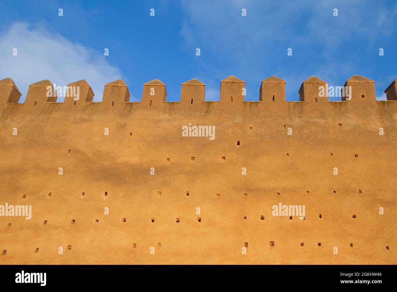 Vieux mur de couleur argile de la Médina de Rabat au Maroc Banque D'Images