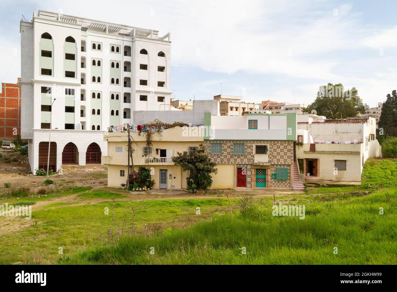 Façades de bâtiments de style islamique à la périphérie de Tanger au Maroc Banque D'Images