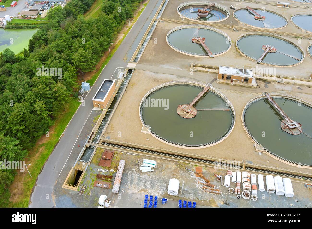 Vue panoramique en traitement des réservoirs d'eau de recirculation usine moderne de traitement des eaux usées urbaines Banque D'Images