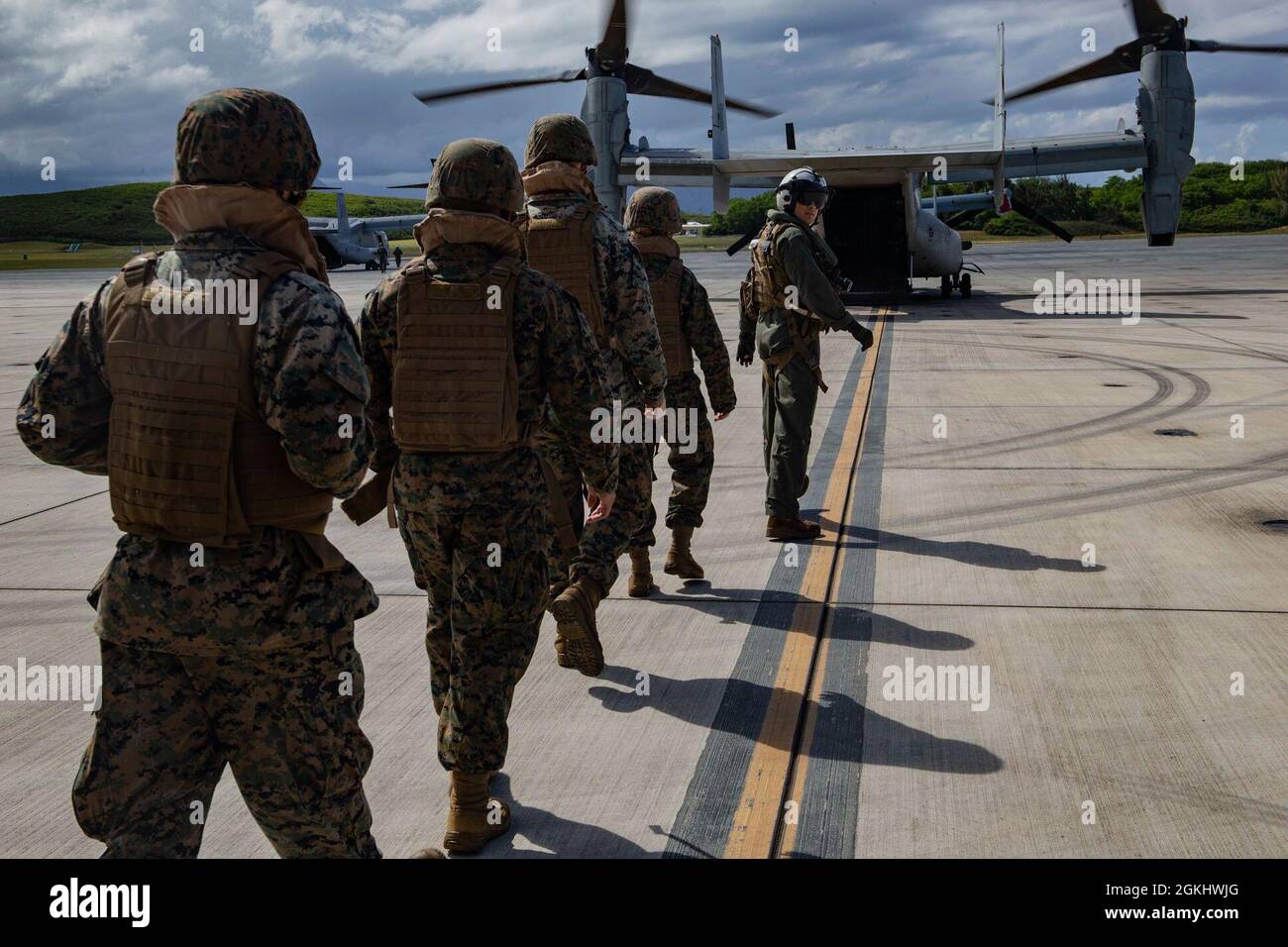 Les Marines des États-Unis attachées au Bataillon du quartier général, base du corps des Marines Hawaii, commencent à charger sur un Osprey MV-22B attaché au Escadron de Tiltrotor du milieu marin 268. Marines a participé à la formation de familiarisation à la MV-22B Osprey pour promouvoir la résilience, la préparation et la cohésion de l'unité. Banque D'Images