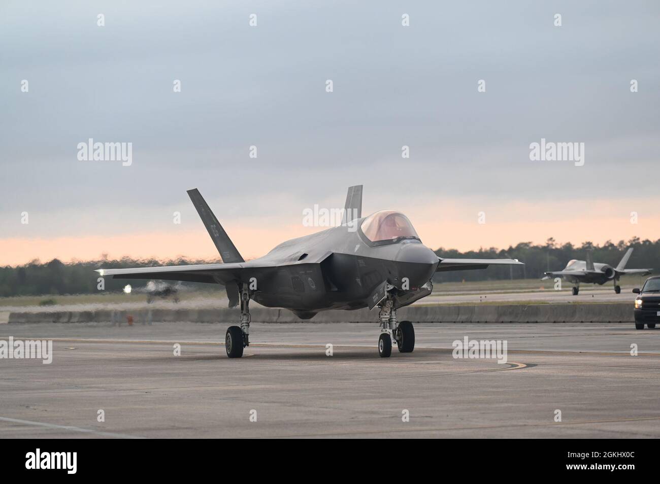 Le Maj. Erik Gonsalves de la Force aérienne des États-Unis, pilote du 58e Escadron de chasseurs, descend sur la piste pendant une opération de vol nocturne le 27 avril 2021 à la base aérienne d'Eglin, en Floride. Les opérations de vol de nuit permettent de s'assurer que les pilotes sont capables de mission et prêts à affronter les combats. Banque D'Images