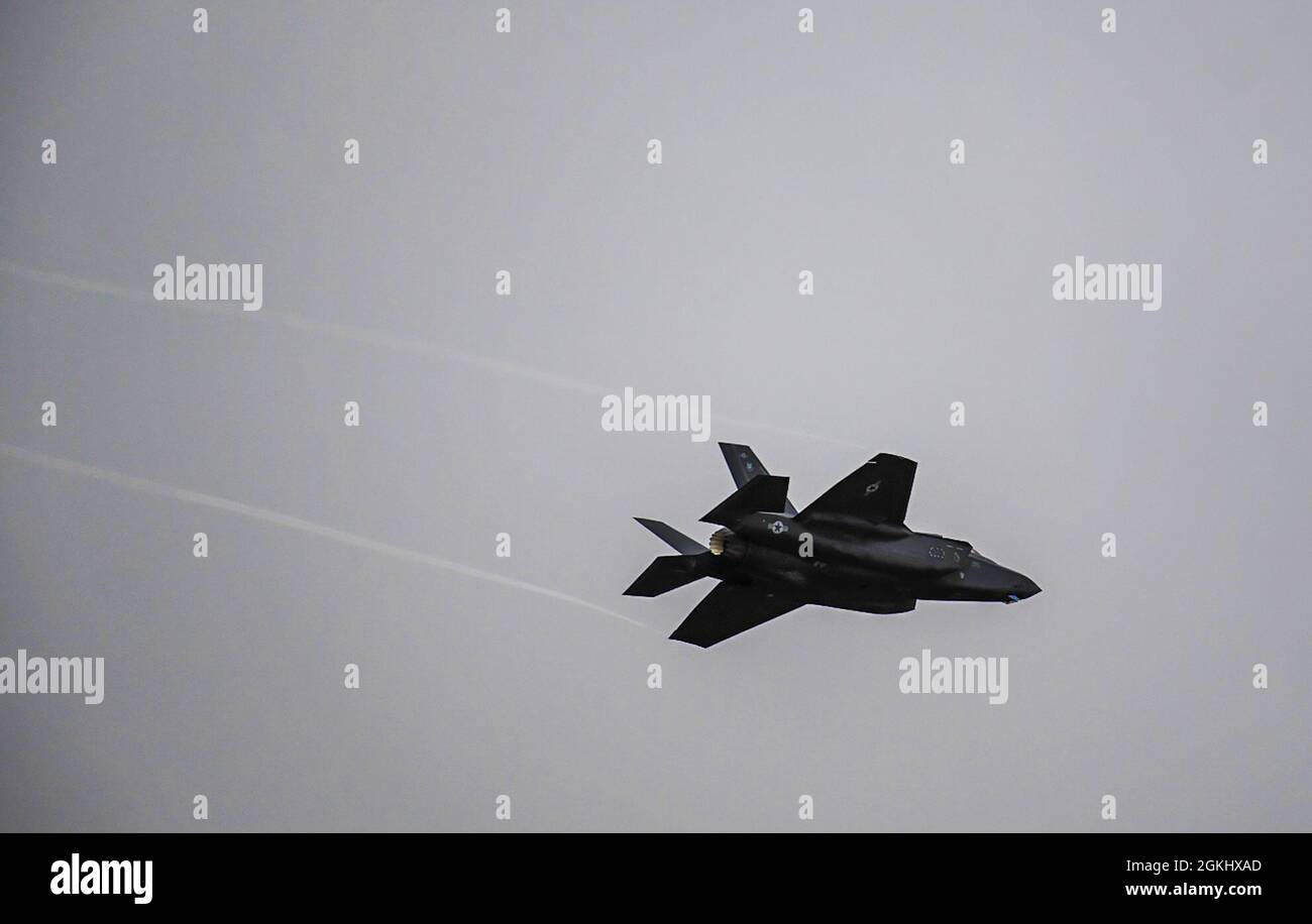 Un F-35 Lightning II de la base aérienne de Hill, Utah, survole la ligne de vol à Mountain Home AFB, Idaho, le 28 avril 2021. Le F-35 a participé à l'exercice Rainier War, en testant sa capacité à employer des capacités de combat aérien en période d'agression étrangère potentiellement imminente. Banque D'Images