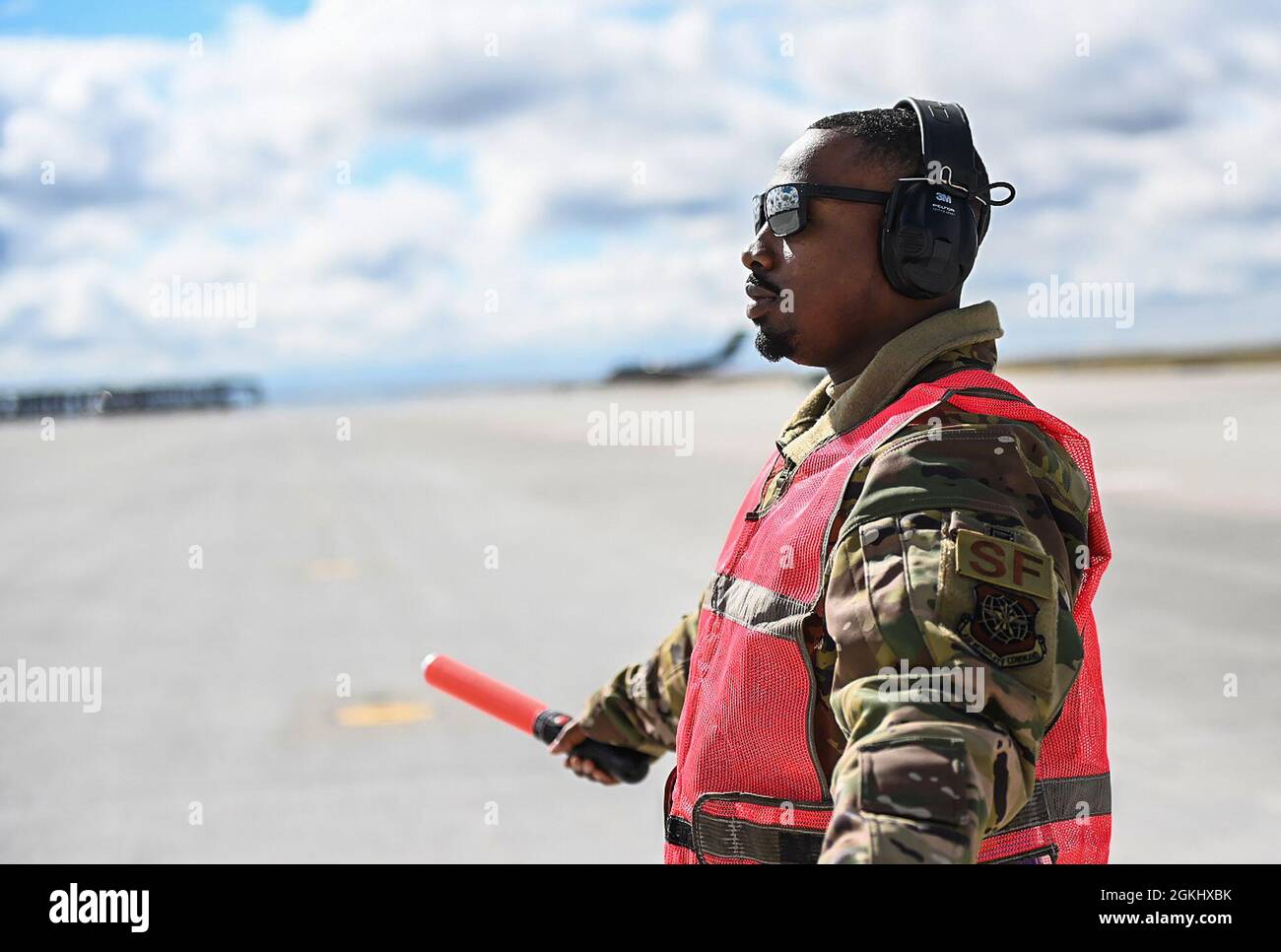 Le principal Airman Antoine Barnes, membre de l'équipe d'incendie du 821e Escadron d'intervention en cas d'urgence, dirige un C-17 Globemaster III de la base conjointe Lewis-McChord, Washington, le 27 avril 2021, sur la ligne de vol de la Mountain Home AFB, Idaho. Barnes a participé à l'exercice Rainier War, en testant ses capacités à employer des capacités de combat aérien pendant une période d'agression étrangère potentiellement imminente. Banque D'Images