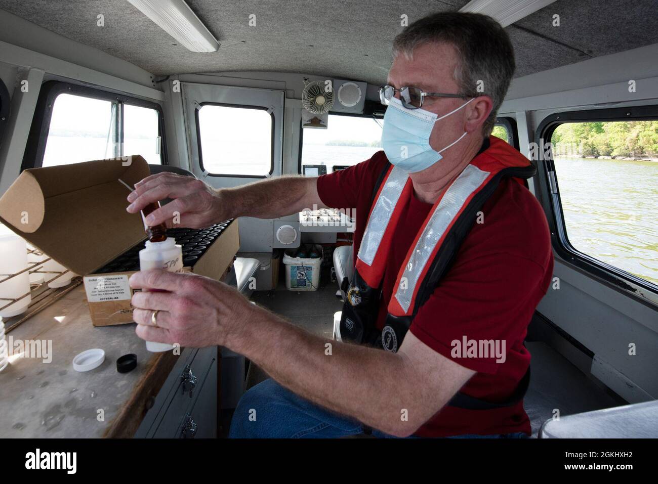 Mark Campbell, hydrologue de la section de gestion de l’eau du U.S. Army corps of Engineers District de Nashville, met un agent de conservation dans un échantillonnage de chlorophyl sur un bateau de relevé du lac J. Percy Priest à Nashville, Tennessee, le 27 avril 2021. Banque D'Images