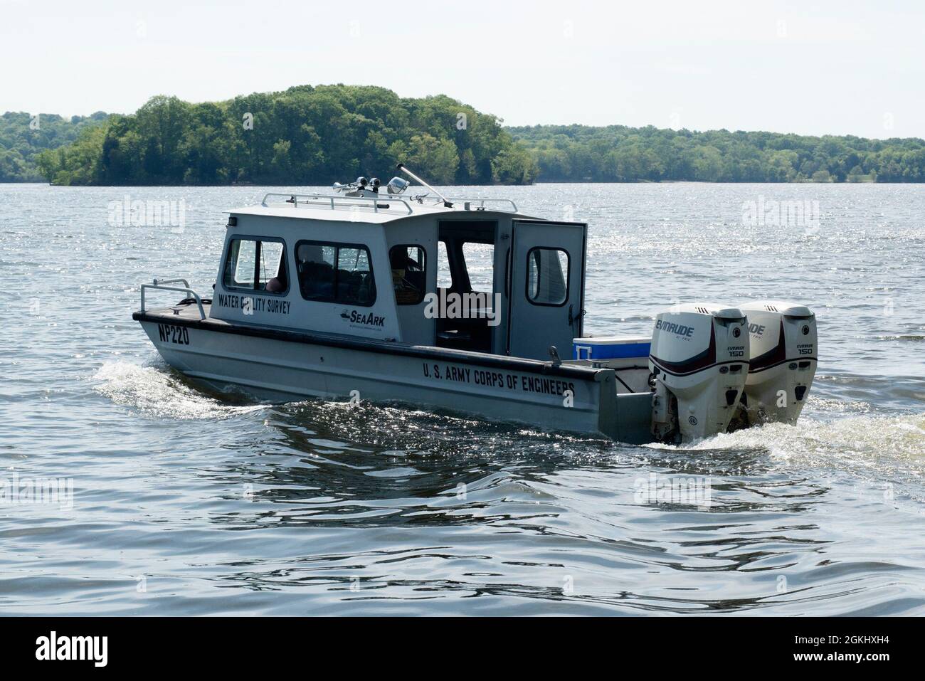 Le navire et l’équipe de l’enquête sur la qualité de l’eau du U.S. Army corps of Engineers District de Nashville se trouvent sur le lac J. Percy Priest à Nashville, Tennessee, le 27 avril 2021, pour recueillir des échantillons d’eau. Banque D'Images